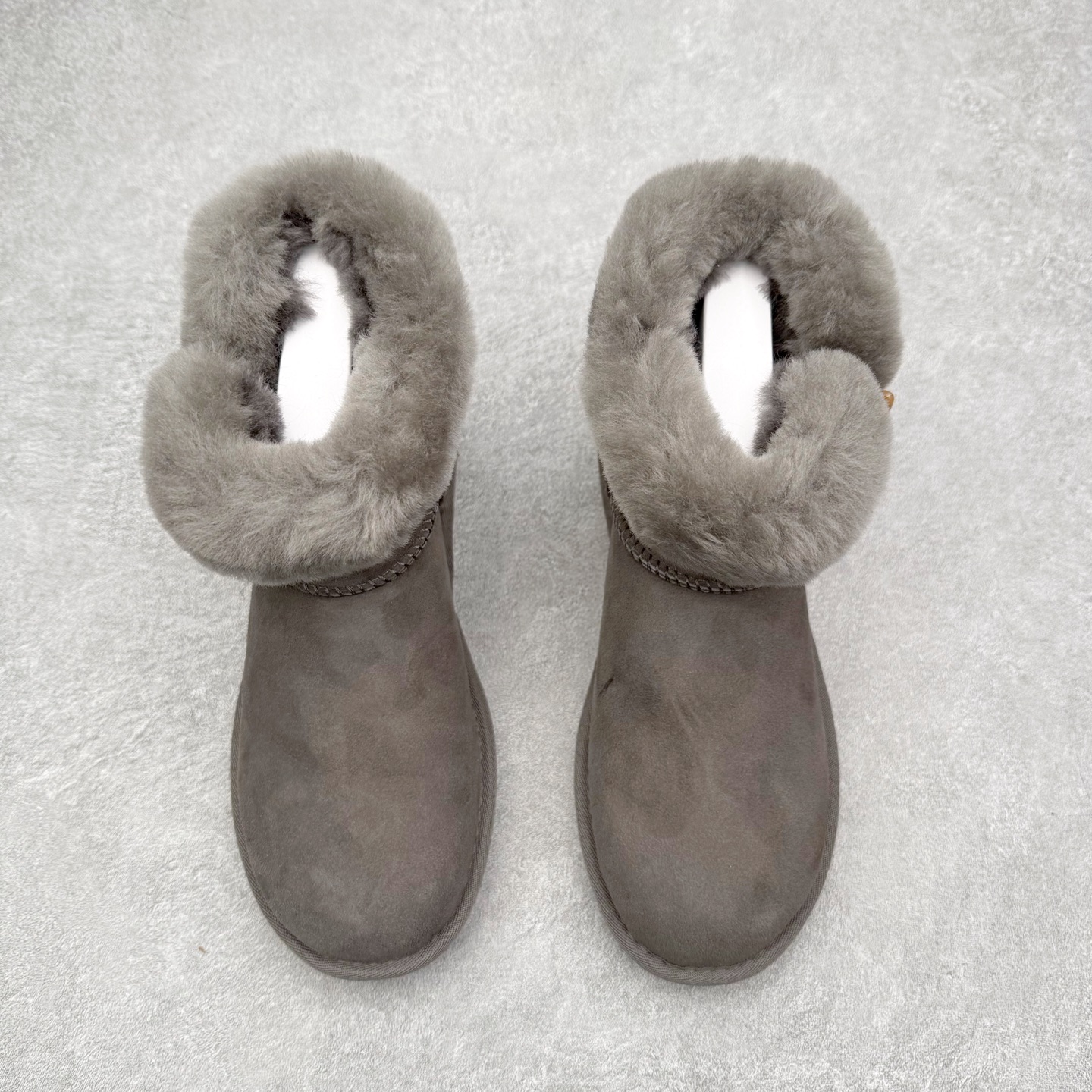 图片[2]-UGG 秋冬羊皮毛一体雪地靴 全鞋采用ZP同厂 隆丰A级澳洲进口羊皮毛一体 品牌代工厂生产线 完全遵循ZP工艺流程 代工厂原厂版师 秉承无原鞋不开发选择 注重每一处细节 市面最正版型 TREADLITE\\\”轻翼\\\”科技外底 轻便/耐用/柔韧/桩型【售后郑重承诺】一个月内若出现重大脱胶/断底等质量问题 直接为您换新！尺码：35 36 37 38 39 40-选品中心