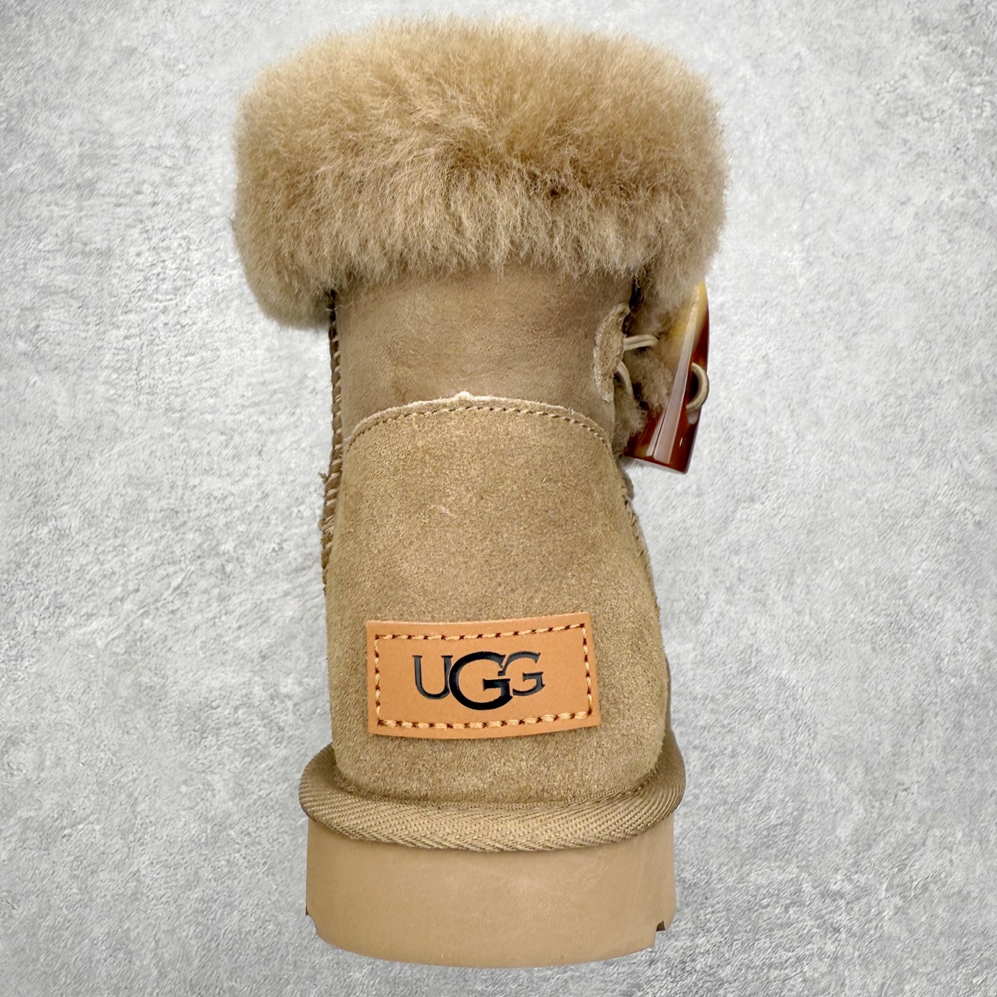 图片[8]-UGG 秋冬羊皮毛一体雪地靴 全鞋采用ZP同厂 隆丰A级澳洲进口羊皮毛一体 品牌代工厂生产线 完全遵循ZP工艺流程 代工厂原厂版师 秉承无原鞋不开发选择 注重每一处细节 市面最正版型 TREADLITE\\\”轻翼\\\”科技外底 轻便/耐用/柔韧/桩型【售后郑重承诺】一个月内若出现重大脱胶/断底等质量问题 直接为您换新！尺码：35 36 37 38 39 40-选品中心