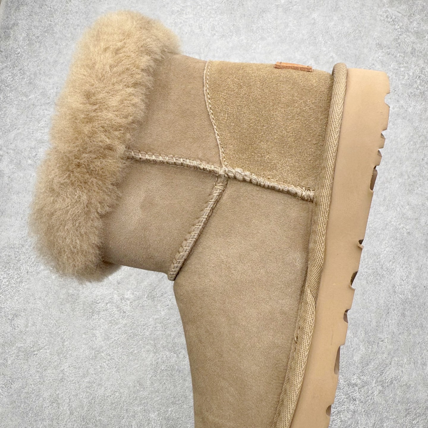 图片[7]-UGG 秋冬羊皮毛一体雪地靴 全鞋采用ZP同厂 隆丰A级澳洲进口羊皮毛一体 品牌代工厂生产线 完全遵循ZP工艺流程 代工厂原厂版师 秉承无原鞋不开发选择 注重每一处细节 市面最正版型 TREADLITE\\\”轻翼\\\”科技外底 轻便/耐用/柔韧/桩型【售后郑重承诺】一个月内若出现重大脱胶/断底等质量问题 直接为您换新！尺码：35 36 37 38 39 40-选品中心