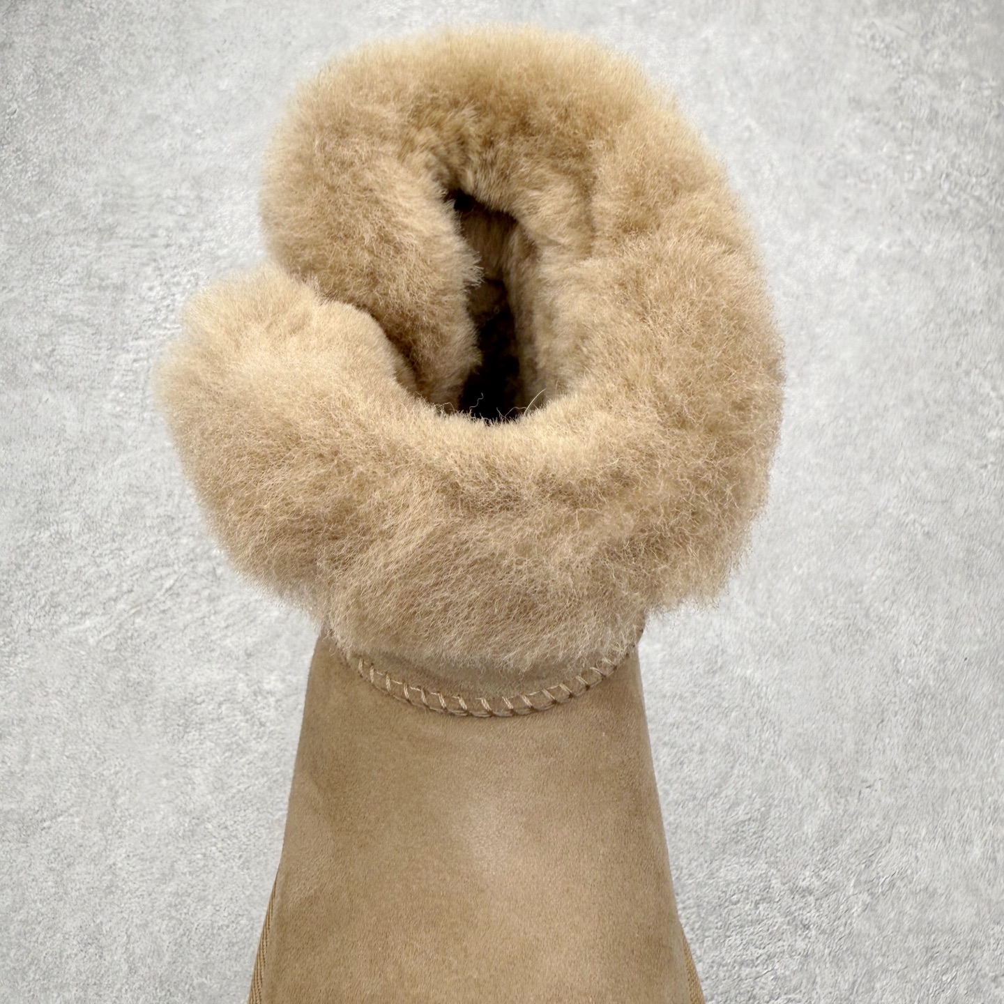 图片[5]-UGG 秋冬羊皮毛一体雪地靴 全鞋采用ZP同厂 隆丰A级澳洲进口羊皮毛一体 品牌代工厂生产线 完全遵循ZP工艺流程 代工厂原厂版师 秉承无原鞋不开发选择 注重每一处细节 市面最正版型 TREADLITE\\\”轻翼\\\”科技外底 轻便/耐用/柔韧/桩型【售后郑重承诺】一个月内若出现重大脱胶/断底等质量问题 直接为您换新！尺码：35 36 37 38 39 40-选品中心