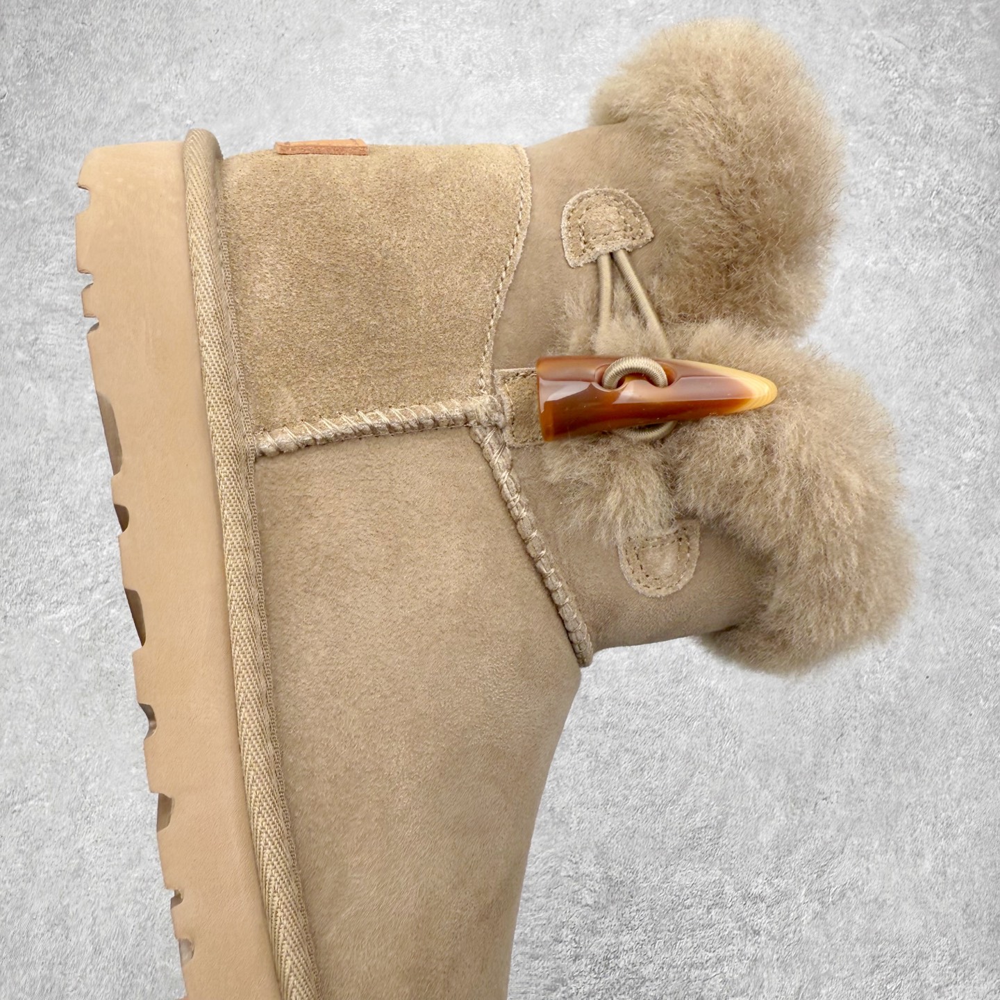 图片[6]-UGG 秋冬羊皮毛一体雪地靴 全鞋采用ZP同厂 隆丰A级澳洲进口羊皮毛一体 品牌代工厂生产线 完全遵循ZP工艺流程 代工厂原厂版师 秉承无原鞋不开发选择 注重每一处细节 市面最正版型 TREADLITE\\\”轻翼\\\”科技外底 轻便/耐用/柔韧/桩型【售后郑重承诺】一个月内若出现重大脱胶/断底等质量问题 直接为您换新！尺码：35 36 37 38 39 40-选品中心