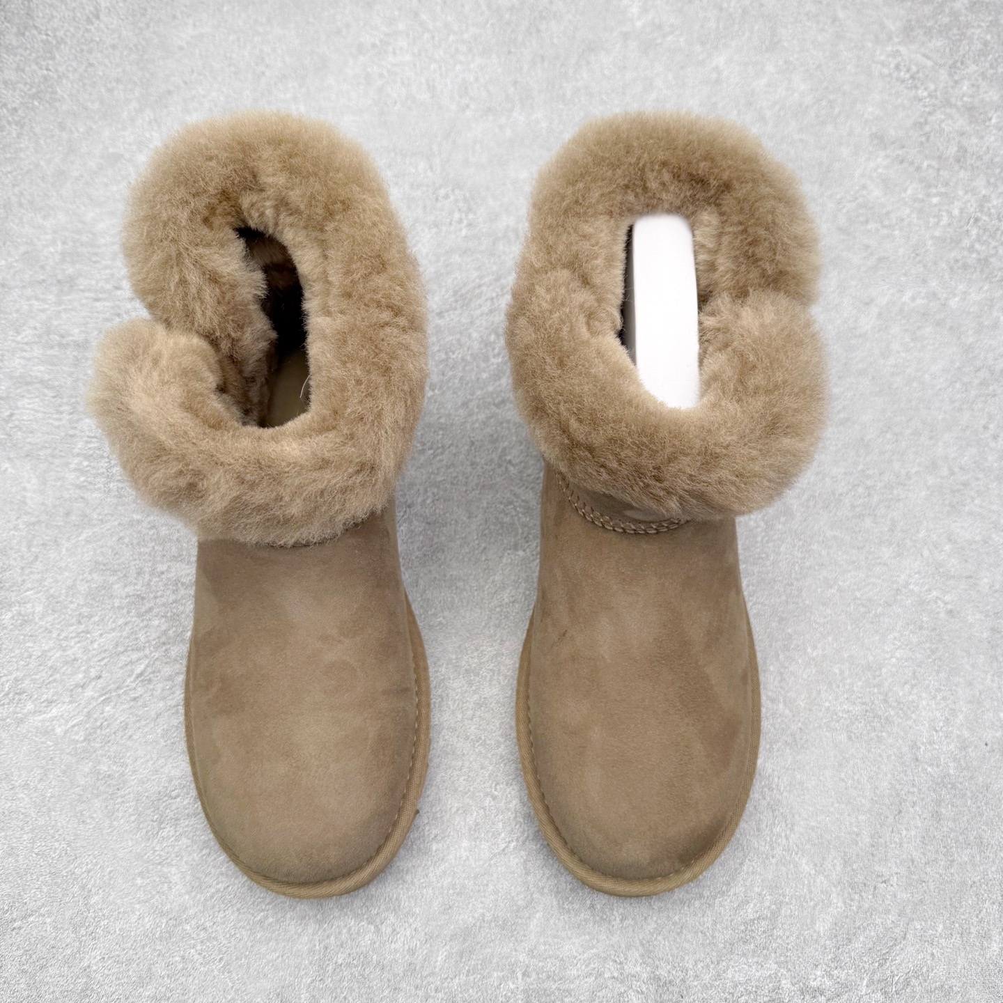 图片[2]-UGG 秋冬羊皮毛一体雪地靴 全鞋采用ZP同厂 隆丰A级澳洲进口羊皮毛一体 品牌代工厂生产线 完全遵循ZP工艺流程 代工厂原厂版师 秉承无原鞋不开发选择 注重每一处细节 市面最正版型 TREADLITE\\\”轻翼\\\”科技外底 轻便/耐用/柔韧/桩型【售后郑重承诺】一个月内若出现重大脱胶/断底等质量问题 直接为您换新！尺码：35 36 37 38 39 40-选品中心