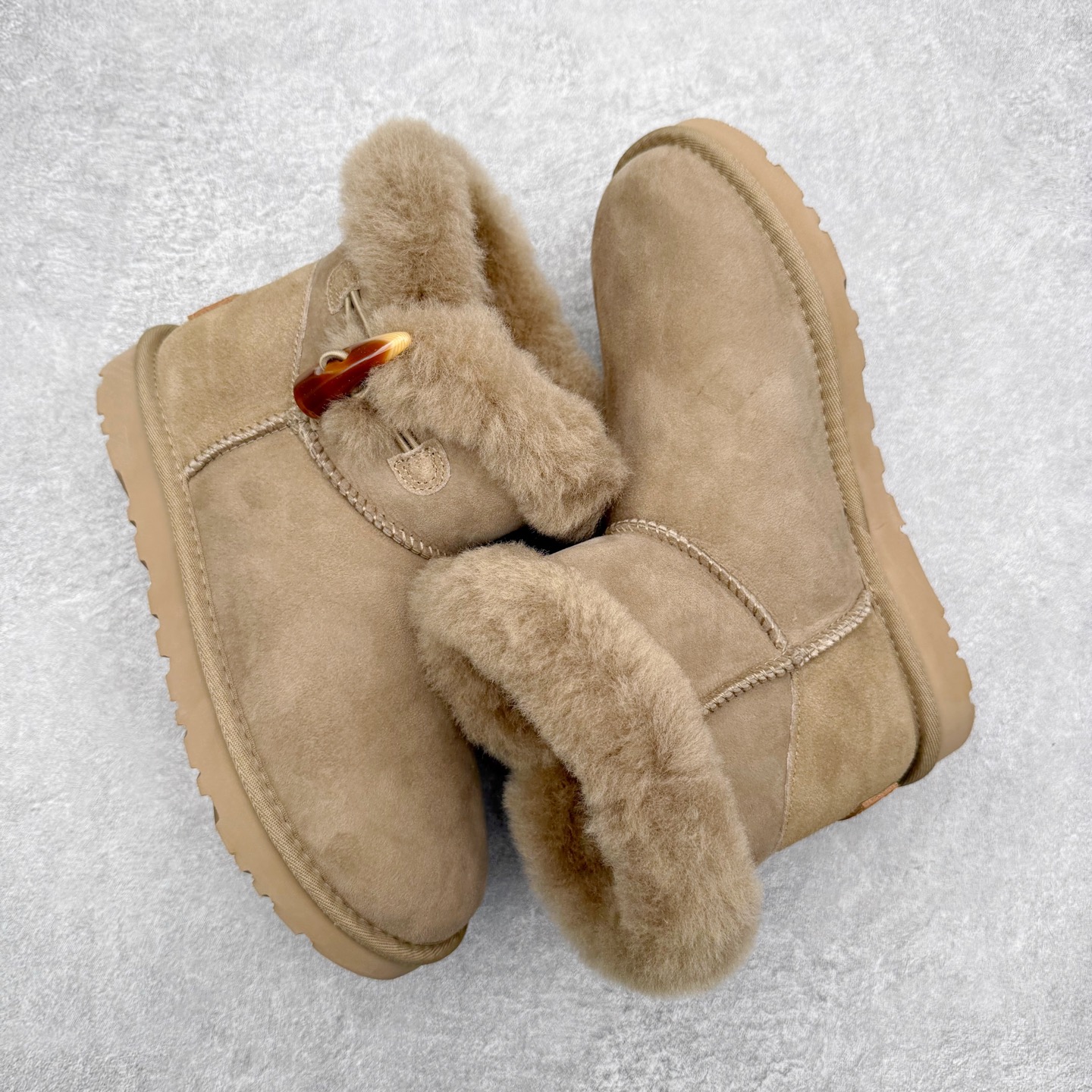 图片[3]-UGG 秋冬羊皮毛一体雪地靴 全鞋采用ZP同厂 隆丰A级澳洲进口羊皮毛一体 品牌代工厂生产线 完全遵循ZP工艺流程 代工厂原厂版师 秉承无原鞋不开发选择 注重每一处细节 市面最正版型 TREADLITE\\\”轻翼\\\”科技外底 轻便/耐用/柔韧/桩型【售后郑重承诺】一个月内若出现重大脱胶/断底等质量问题 直接为您换新！尺码：35 36 37 38 39 40-选品中心