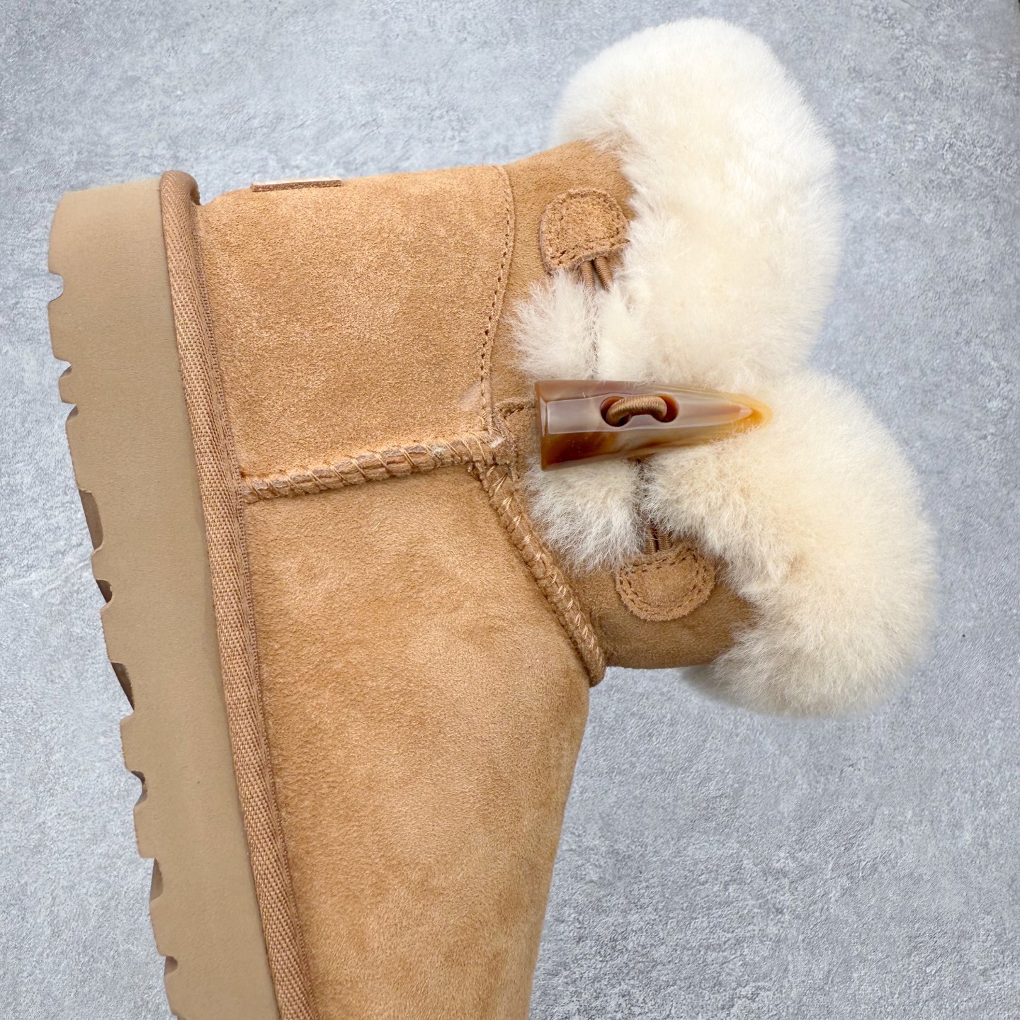 图片[6]-UGG 秋冬羊皮毛一体雪地靴 全鞋采用ZP同厂 隆丰A级澳洲进口羊皮毛一体 品牌代工厂生产线 完全遵循ZP工艺流程 代工厂原厂版师 秉承无原鞋不开发选择 注重每一处细节 市面最正版型 TREADLITE\\\”轻翼\\\”科技外底 轻便/耐用/柔韧/桩型【售后郑重承诺】一个月内若出现重大脱胶/断底等质量问题 直接为您换新！尺码：35 36 37 38 39 40-选品中心