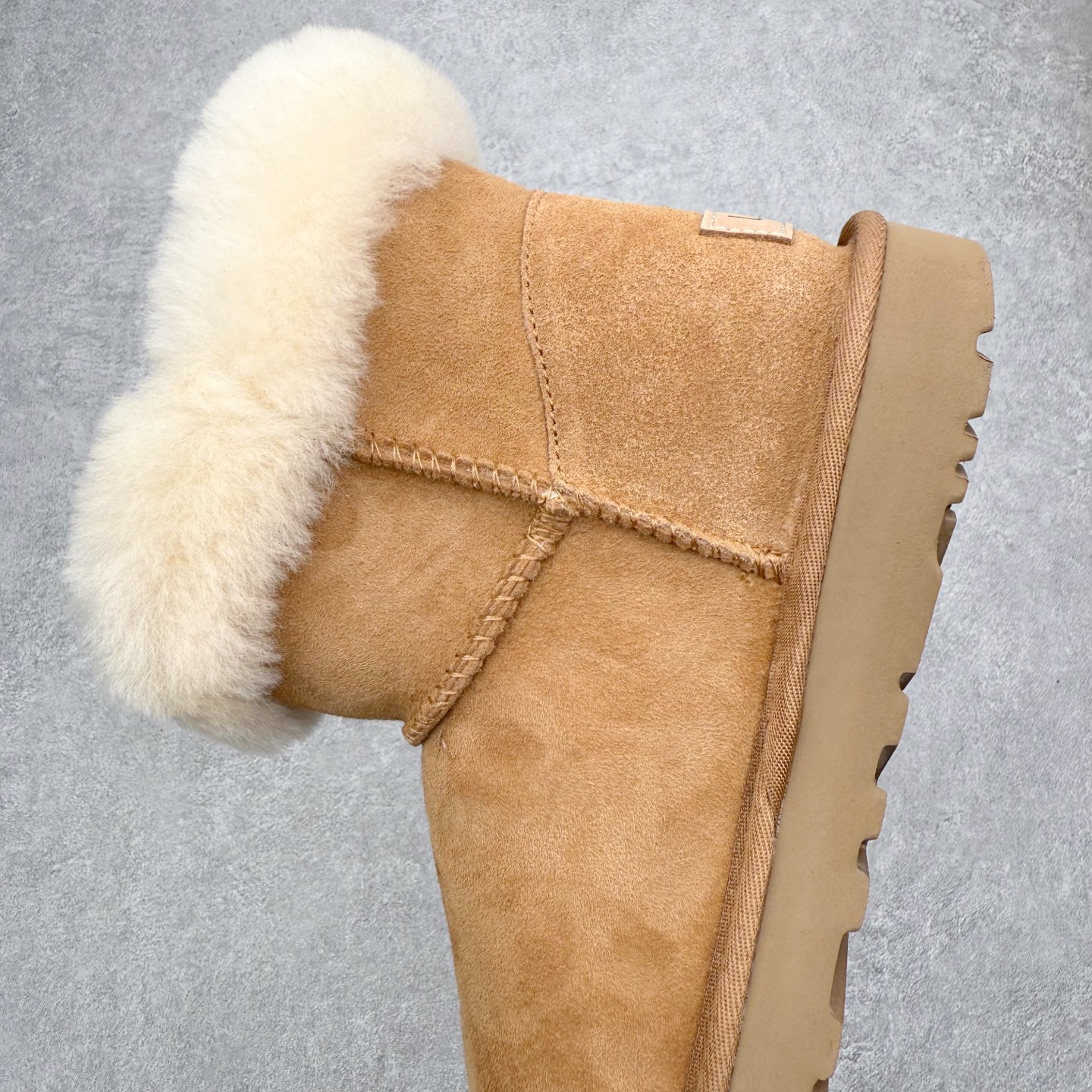 图片[7]-UGG 秋冬羊皮毛一体雪地靴 全鞋采用ZP同厂 隆丰A级澳洲进口羊皮毛一体 品牌代工厂生产线 完全遵循ZP工艺流程 代工厂原厂版师 秉承无原鞋不开发选择 注重每一处细节 市面最正版型 TREADLITE\\\”轻翼\\\”科技外底 轻便/耐用/柔韧/桩型【售后郑重承诺】一个月内若出现重大脱胶/断底等质量问题 直接为您换新！尺码：35 36 37 38 39 40-选品中心