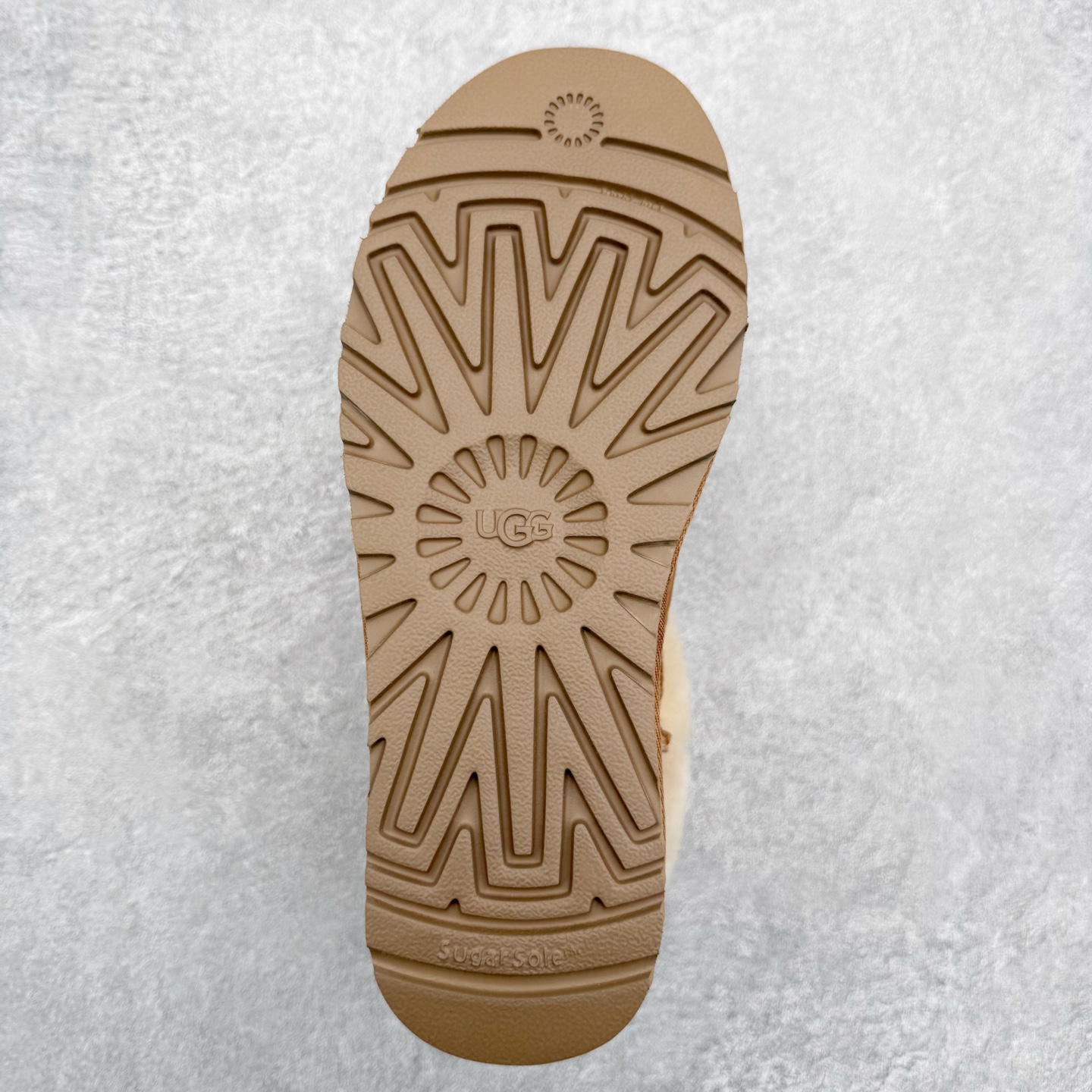 图片[9]-UGG 秋冬羊皮毛一体雪地靴 全鞋采用ZP同厂 隆丰A级澳洲进口羊皮毛一体 品牌代工厂生产线 完全遵循ZP工艺流程 代工厂原厂版师 秉承无原鞋不开发选择 注重每一处细节 市面最正版型 TREADLITE\\\”轻翼\\\”科技外底 轻便/耐用/柔韧/桩型【售后郑重承诺】一个月内若出现重大脱胶/断底等质量问题 直接为您换新！尺码：35 36 37 38 39 40-选品中心