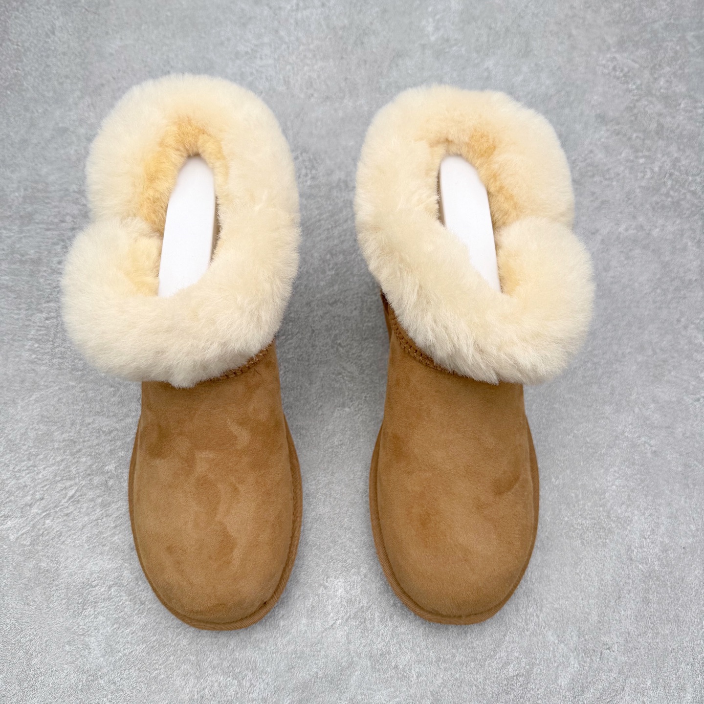 图片[2]-UGG 秋冬羊皮毛一体雪地靴 全鞋采用ZP同厂 隆丰A级澳洲进口羊皮毛一体 品牌代工厂生产线 完全遵循ZP工艺流程 代工厂原厂版师 秉承无原鞋不开发选择 注重每一处细节 市面最正版型 TREADLITE\\\”轻翼\\\”科技外底 轻便/耐用/柔韧/桩型【售后郑重承诺】一个月内若出现重大脱胶/断底等质量问题 直接为您换新！尺码：35 36 37 38 39 40-选品中心