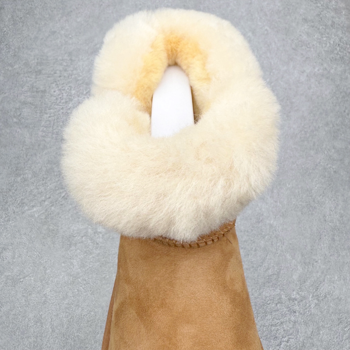 图片[5]-UGG 秋冬羊皮毛一体雪地靴 全鞋采用ZP同厂 隆丰A级澳洲进口羊皮毛一体 品牌代工厂生产线 完全遵循ZP工艺流程 代工厂原厂版师 秉承无原鞋不开发选择 注重每一处细节 市面最正版型 TREADLITE\\\”轻翼\\\”科技外底 轻便/耐用/柔韧/桩型【售后郑重承诺】一个月内若出现重大脱胶/断底等质量问题 直接为您换新！尺码：35 36 37 38 39 40-选品中心