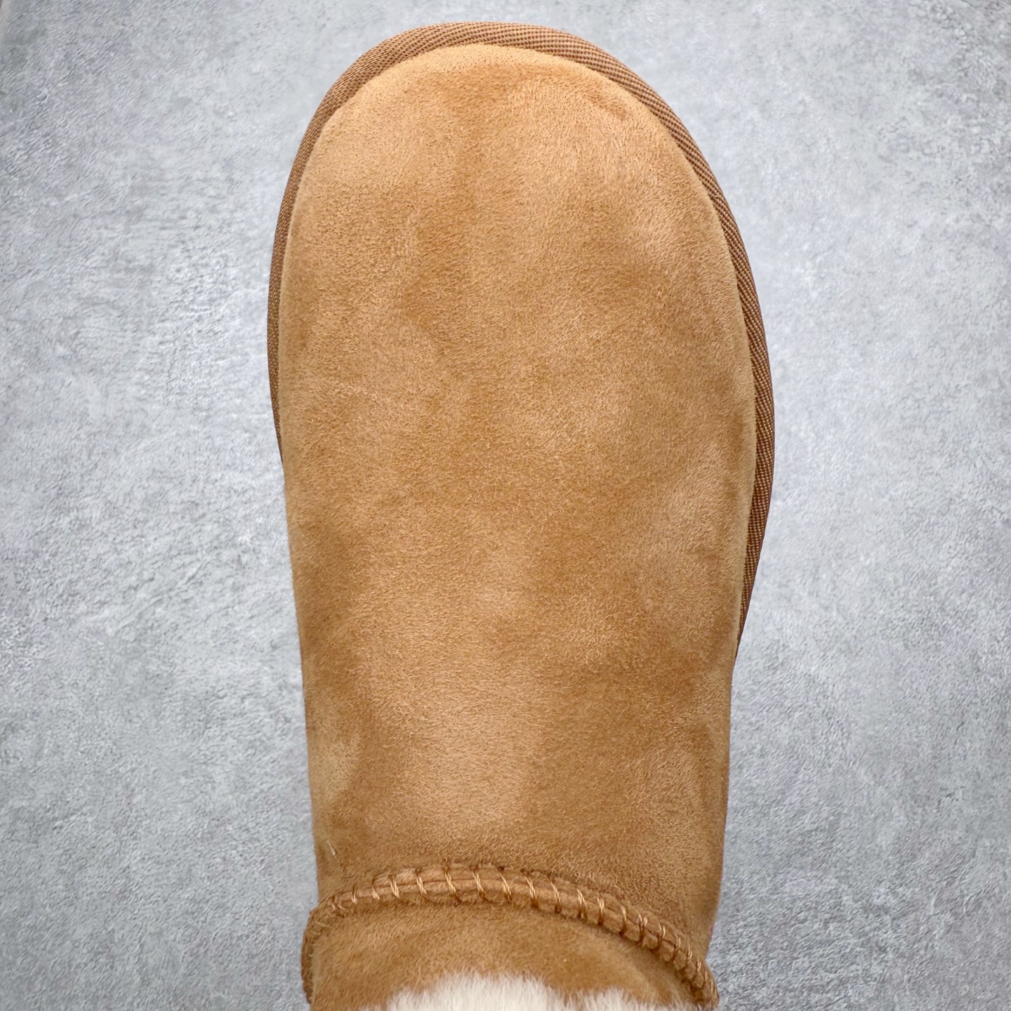 图片[4]-UGG 秋冬羊皮毛一体雪地靴 全鞋采用ZP同厂 隆丰A级澳洲进口羊皮毛一体 品牌代工厂生产线 完全遵循ZP工艺流程 代工厂原厂版师 秉承无原鞋不开发选择 注重每一处细节 市面最正版型 TREADLITE\\\”轻翼\\\”科技外底 轻便/耐用/柔韧/桩型【售后郑重承诺】一个月内若出现重大脱胶/断底等质量问题 直接为您换新！尺码：35 36 37 38 39 40-选品中心