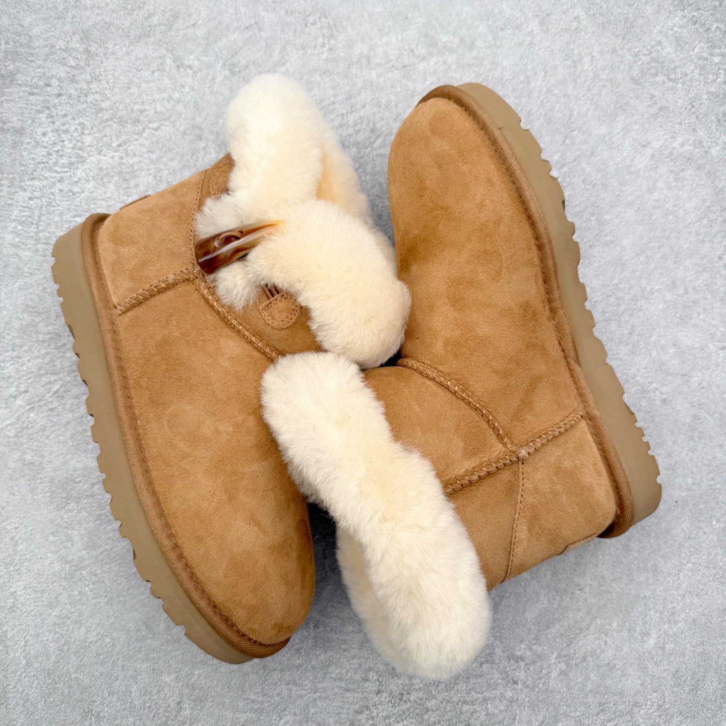 图片[3]-UGG 秋冬羊皮毛一体雪地靴 全鞋采用ZP同厂 隆丰A级澳洲进口羊皮毛一体 品牌代工厂生产线 完全遵循ZP工艺流程 代工厂原厂版师 秉承无原鞋不开发选择 注重每一处细节 市面最正版型 TREADLITE\\\”轻翼\\\”科技外底 轻便/耐用/柔韧/桩型【售后郑重承诺】一个月内若出现重大脱胶/断底等质量问题 直接为您换新！尺码：35 36 37 38 39 40-选品中心