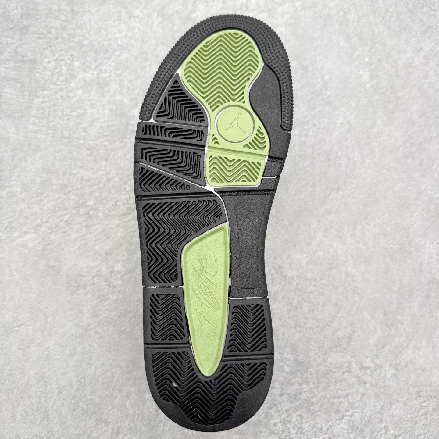 图片[9]-Air Jordan AJ Flight Court 乔丹低帮复古篮球鞋 设计简约又不失复古韵味鞋内的鞋垫柔软且有弹性 能够很好地缓冲落地时的冲击力鞋面的材质贴合脚部 鞋底的纹路设计合理 抓地力很强 尺码： 36 36.5 37.5 38 38.5 39 40 40.5 41 42 42.5 43 44 45 46 47 47.5-选品中心