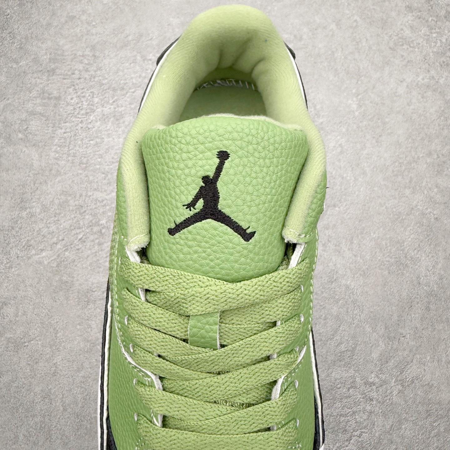 图片[5]-Air Jordan AJ Flight Court 乔丹低帮复古篮球鞋 设计简约又不失复古韵味鞋内的鞋垫柔软且有弹性 能够很好地缓冲落地时的冲击力鞋面的材质贴合脚部 鞋底的纹路设计合理 抓地力很强 尺码： 36 36.5 37.5 38 38.5 39 40 40.5 41 42 42.5 43 44 45 46 47 47.5-选品中心