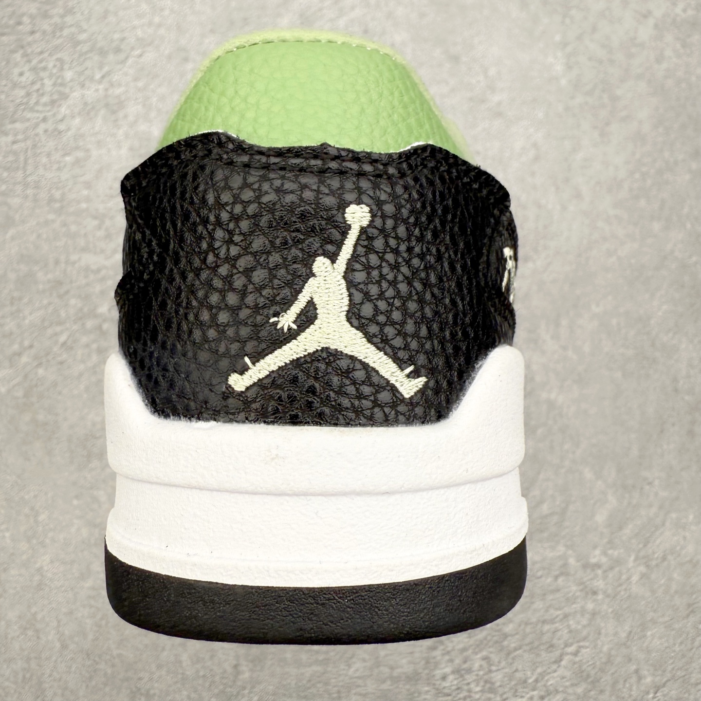 图片[8]-Air Jordan AJ Flight Court 乔丹低帮复古篮球鞋 设计简约又不失复古韵味鞋内的鞋垫柔软且有弹性 能够很好地缓冲落地时的冲击力鞋面的材质贴合脚部 鞋底的纹路设计合理 抓地力很强 尺码： 36 36.5 37.5 38 38.5 39 40 40.5 41 42 42.5 43 44 45 46 47 47.5-选品中心