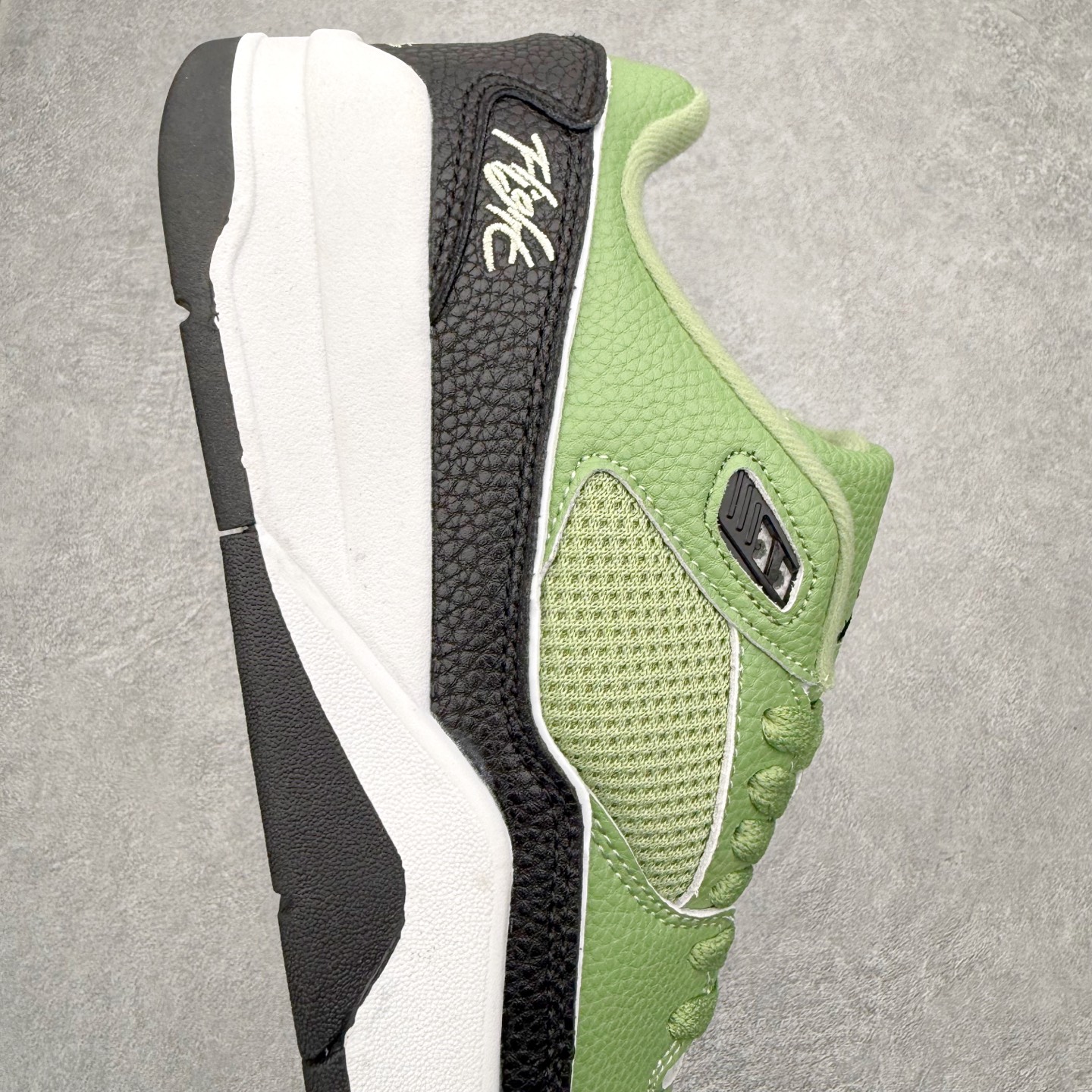 图片[6]-Air Jordan AJ Flight Court 乔丹低帮复古篮球鞋 设计简约又不失复古韵味鞋内的鞋垫柔软且有弹性 能够很好地缓冲落地时的冲击力鞋面的材质贴合脚部 鞋底的纹路设计合理 抓地力很强 尺码： 36 36.5 37.5 38 38.5 39 40 40.5 41 42 42.5 43 44 45 46 47 47.5-选品中心