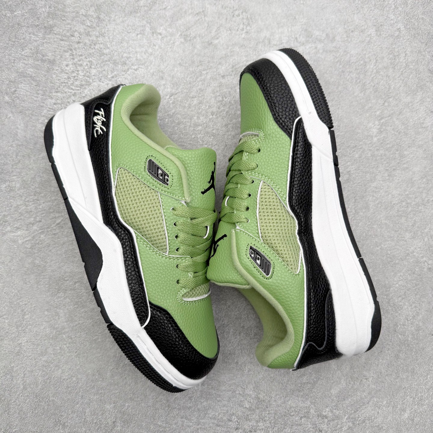 图片[3]-Air Jordan AJ Flight Court 乔丹低帮复古篮球鞋 设计简约又不失复古韵味鞋内的鞋垫柔软且有弹性 能够很好地缓冲落地时的冲击力鞋面的材质贴合脚部 鞋底的纹路设计合理 抓地力很强 尺码： 36 36.5 37.5 38 38.5 39 40 40.5 41 42 42.5 43 44 45 46 47 47.5-选品中心