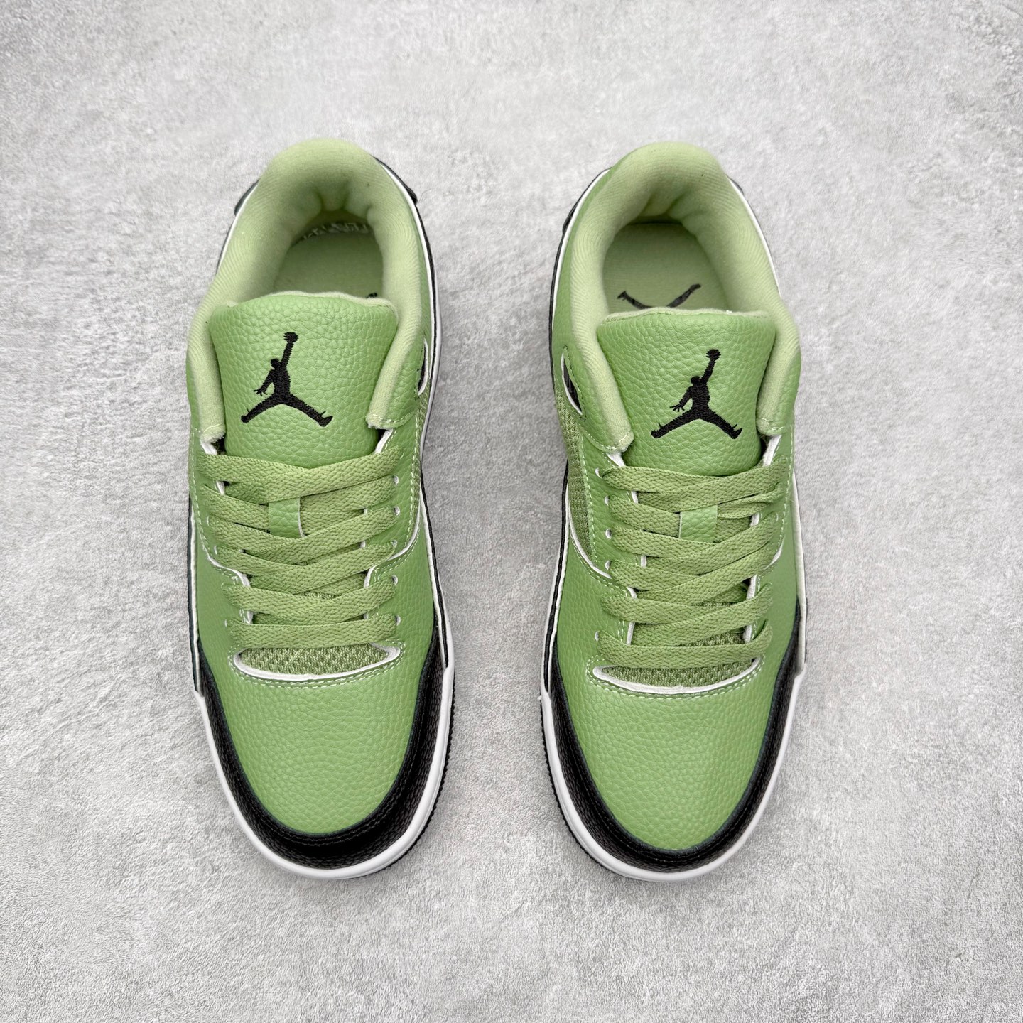 图片[2]-Air Jordan AJ Flight Court 乔丹低帮复古篮球鞋 设计简约又不失复古韵味鞋内的鞋垫柔软且有弹性 能够很好地缓冲落地时的冲击力鞋面的材质贴合脚部 鞋底的纹路设计合理 抓地力很强 尺码： 36 36.5 37.5 38 38.5 39 40 40.5 41 42 42.5 43 44 45 46 47 47.5-选品中心