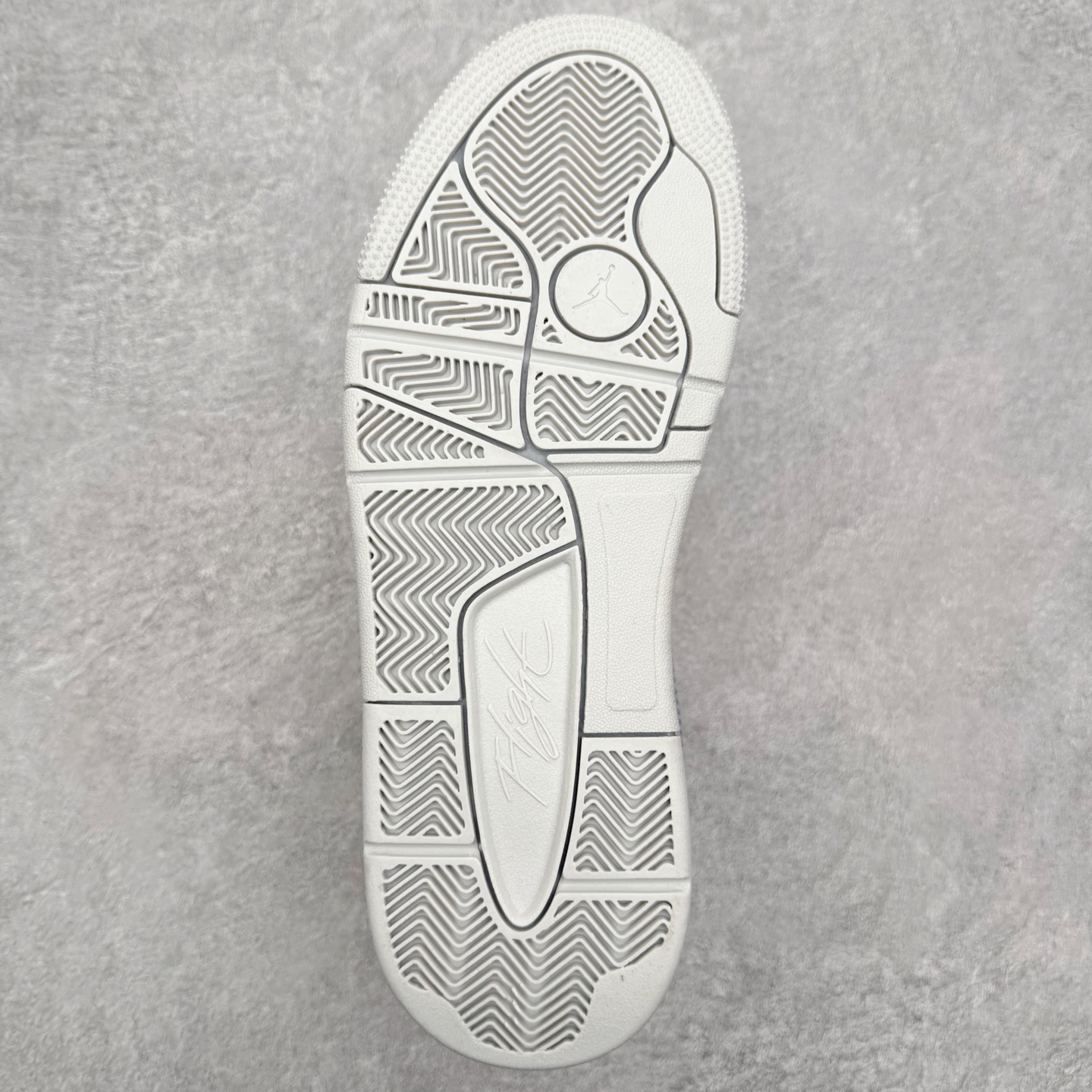 图片[9]-Air Jordan AJ Flight Court 乔丹低帮复古篮球鞋 设计简约又不失复古韵味鞋内的鞋垫柔软且有弹性 能够很好地缓冲落地时的冲击力鞋面的材质贴合脚部 鞋底的纹路设计合理 抓地力很强 尺码： 36 36.5 37.5 38 38.5 39 40 40.5 41 42 42.5 43 44 45 46 47 47.5-选品中心