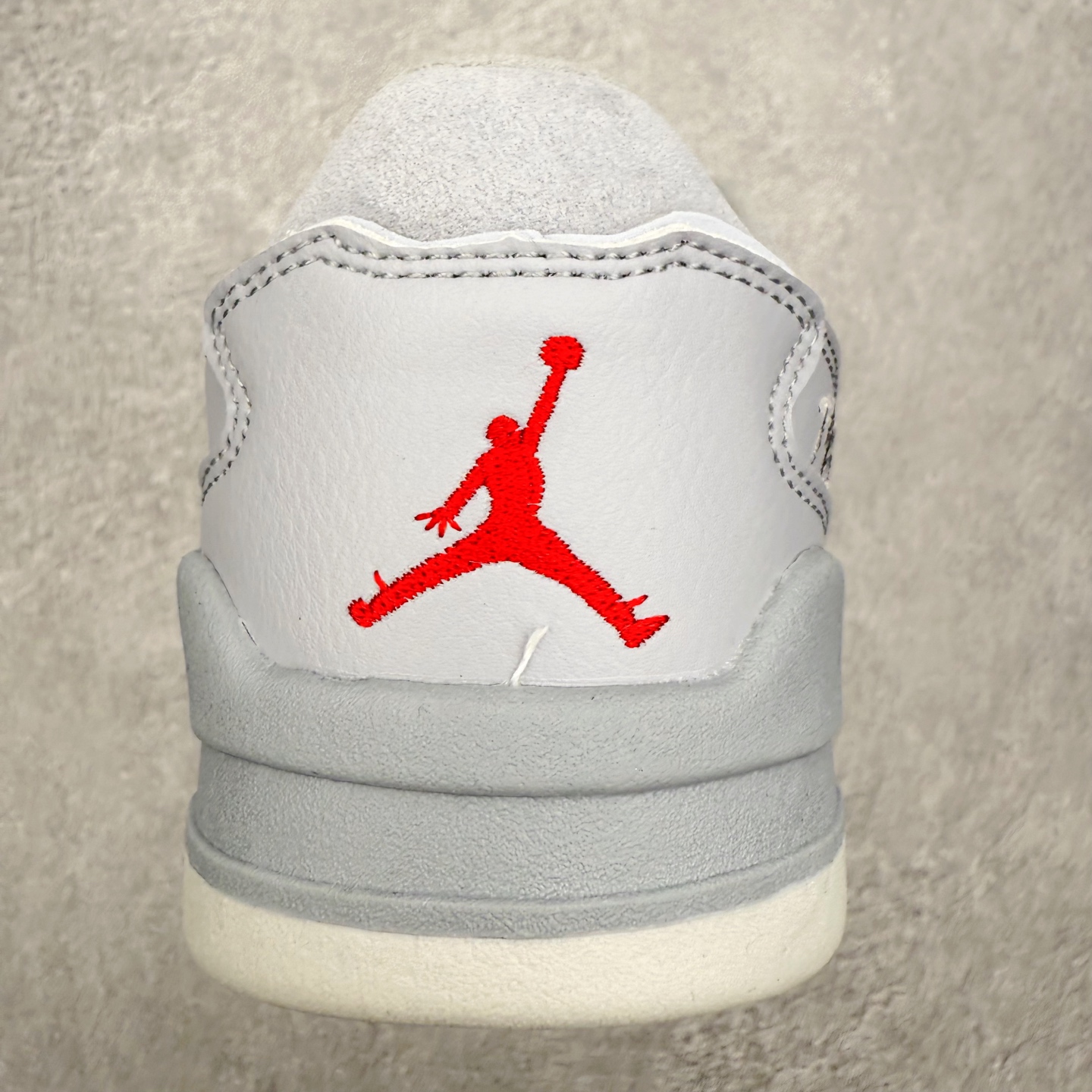 图片[8]-Air Jordan AJ Flight Court 乔丹低帮复古篮球鞋 设计简约又不失复古韵味鞋内的鞋垫柔软且有弹性 能够很好地缓冲落地时的冲击力鞋面的材质贴合脚部 鞋底的纹路设计合理 抓地力很强 尺码： 36 36.5 37.5 38 38.5 39 40 40.5 41 42 42.5 43 44 45 46 47 47.5-选品中心