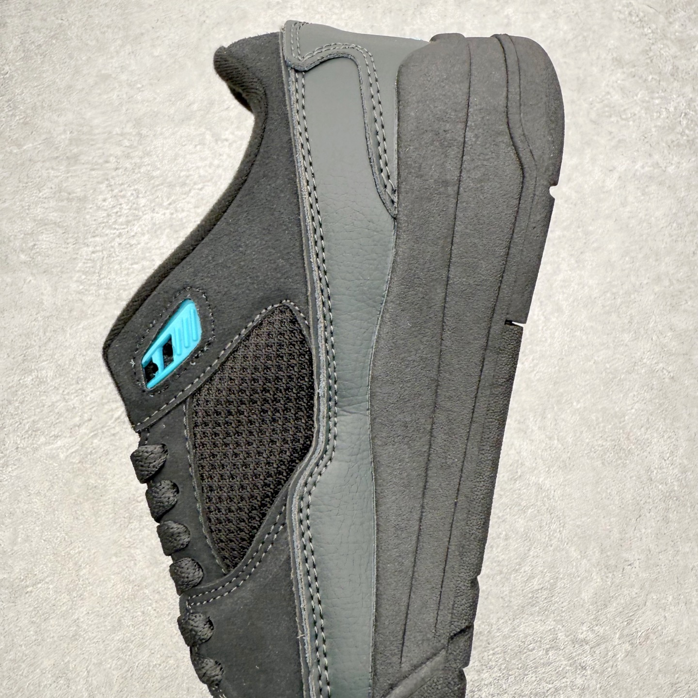 图片[7]-Air Jordan AJ Flight Court 乔丹低帮复古篮球鞋 设计简约又不失复古韵味鞋内的鞋垫柔软且有弹性 能够很好地缓冲落地时的冲击力鞋面的材质贴合脚部 鞋底的纹路设计合理 抓地力很强 尺码： 36 36.5 37.5 38 38.5 39 40 40.5 41 42 42.5 43 44 45 46 47 47.5-选品中心