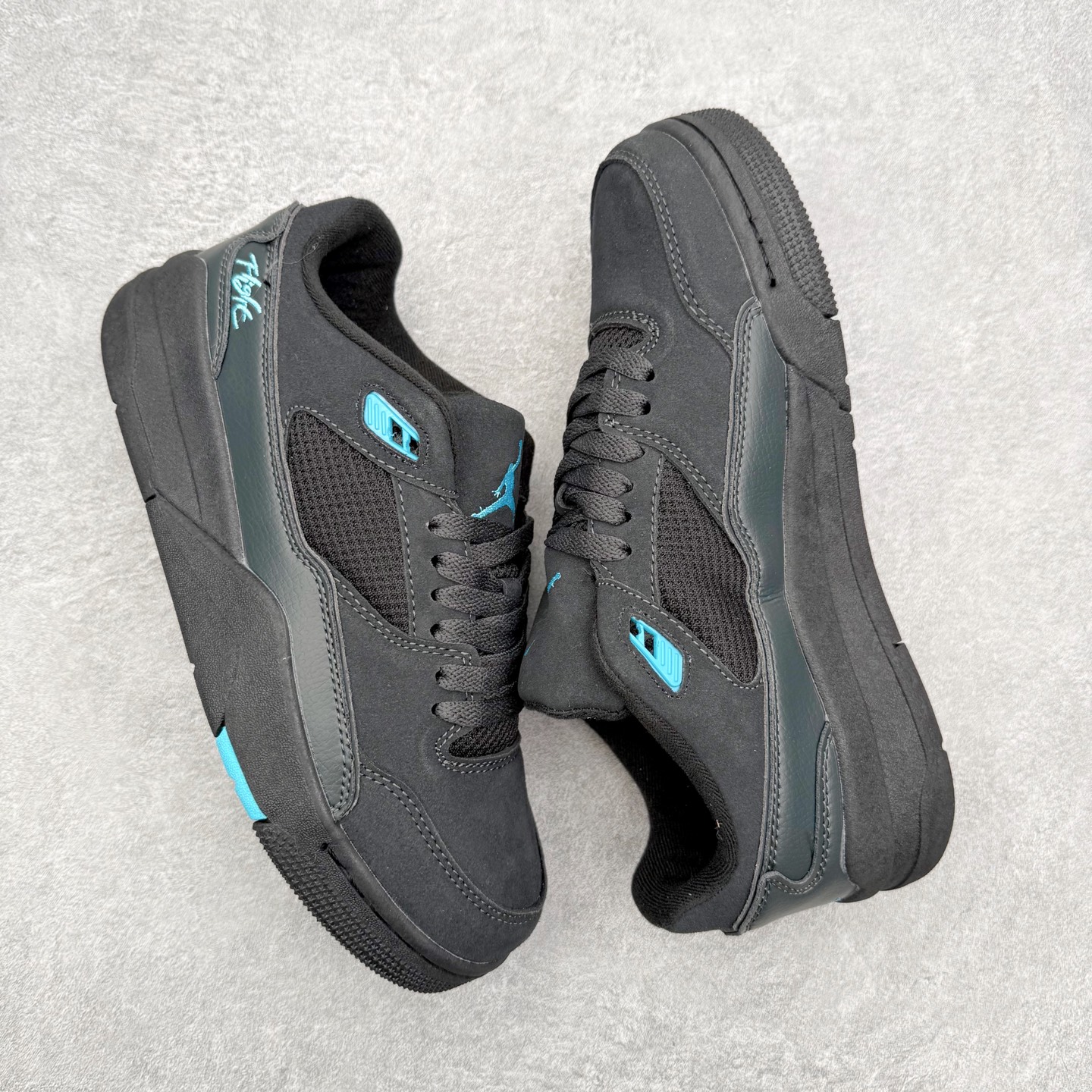 图片[3]-Air Jordan AJ Flight Court 乔丹低帮复古篮球鞋 设计简约又不失复古韵味鞋内的鞋垫柔软且有弹性 能够很好地缓冲落地时的冲击力鞋面的材质贴合脚部 鞋底的纹路设计合理 抓地力很强 尺码： 36 36.5 37.5 38 38.5 39 40 40.5 41 42 42.5 43 44 45 46 47 47.5-选品中心