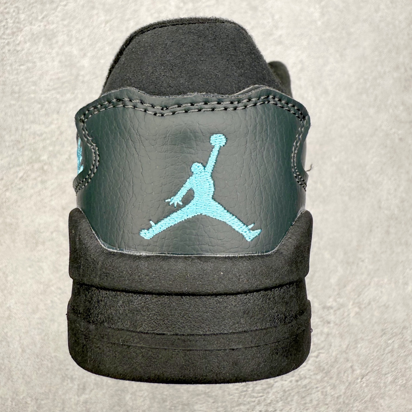 图片[8]-Air Jordan AJ Flight Court 乔丹低帮复古篮球鞋 设计简约又不失复古韵味鞋内的鞋垫柔软且有弹性 能够很好地缓冲落地时的冲击力鞋面的材质贴合脚部 鞋底的纹路设计合理 抓地力很强 尺码： 36 36.5 37.5 38 38.5 39 40 40.5 41 42 42.5 43 44 45 46 47 47.5-选品中心