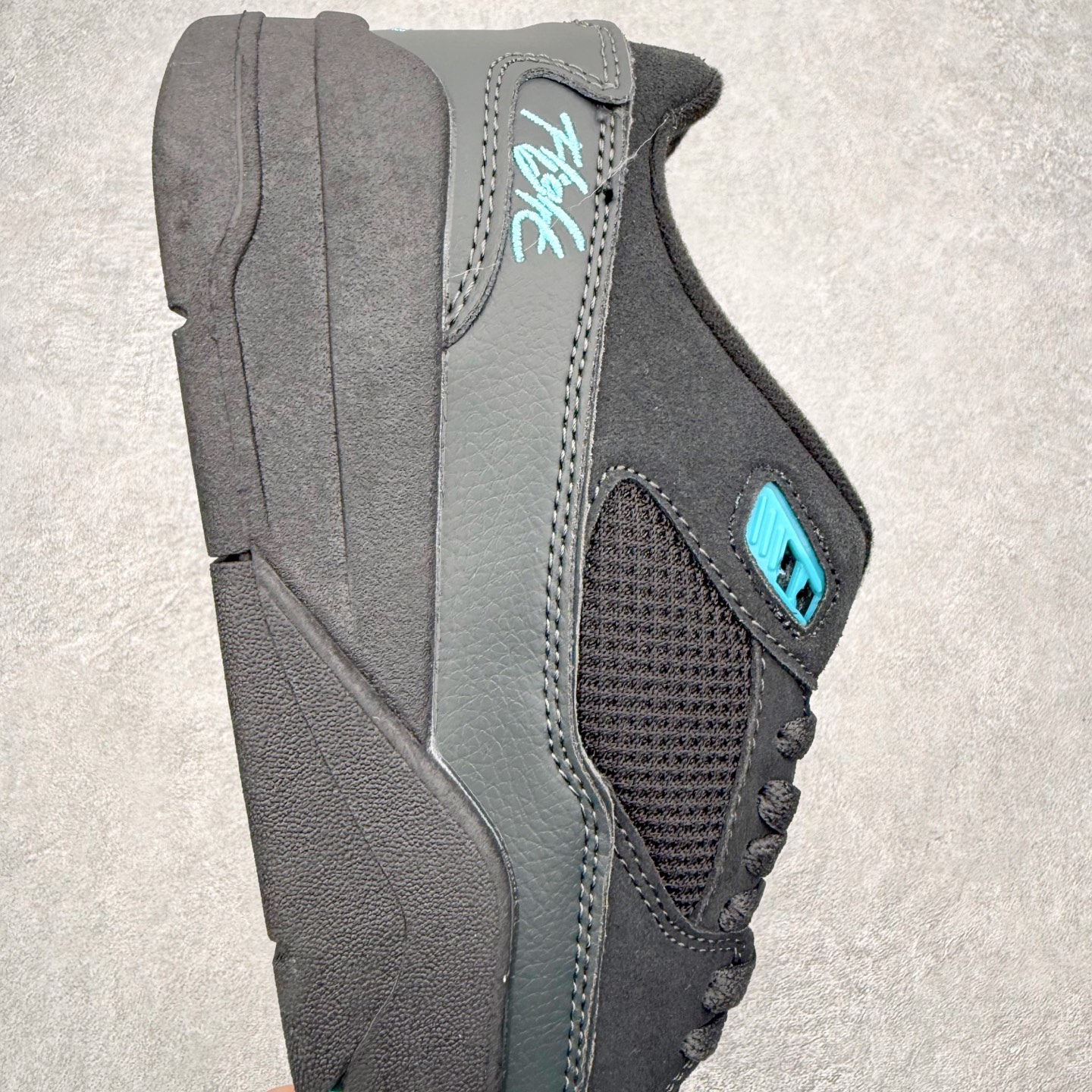 图片[6]-Air Jordan AJ Flight Court 乔丹低帮复古篮球鞋 设计简约又不失复古韵味鞋内的鞋垫柔软且有弹性 能够很好地缓冲落地时的冲击力鞋面的材质贴合脚部 鞋底的纹路设计合理 抓地力很强 尺码： 36 36.5 37.5 38 38.5 39 40 40.5 41 42 42.5 43 44 45 46 47 47.5-选品中心