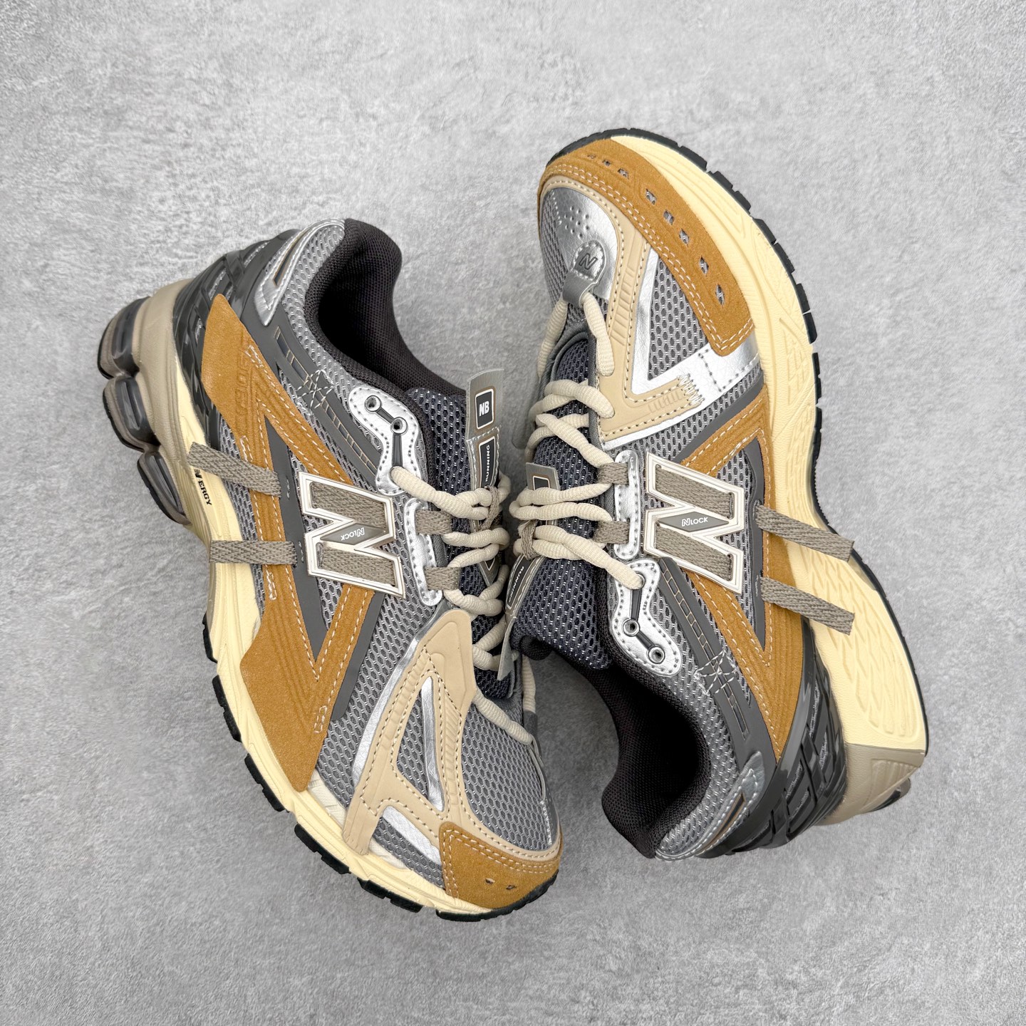 图片[3]-New Balance M1906R NB新百伦系列复古老爹风休闲运动慢跑鞋 日韩出口特供订单 全网最全配色 配套商长期套现长期补货 全新货品 正常出厂触屏不到的单价 超级跑量款 全套原楦原纸板原厂数据开发 进口三明治网面 原装进口翻毛皮料正确绒感卡色 正确中底拉帮中底网布细节 采用轻质牛剖革拼接透气网眼衬垫织物鞋面材质 T-Beam大底提供足步弓支撑 保持步态稳定 后跟搭载外露缓震胶 鞋身整体以各种深浅不一的灰色覆盖 鞋头以淡蓝色调装饰 网眼衬垫通过不规律的色块实现做旧的美感 泛黄的鞋底更是进一步增添了复古气息 尺码：36 37 37.5 38 38.5 39.5 40 40.5 41.5 42 42.5 43 44 45-选品中心