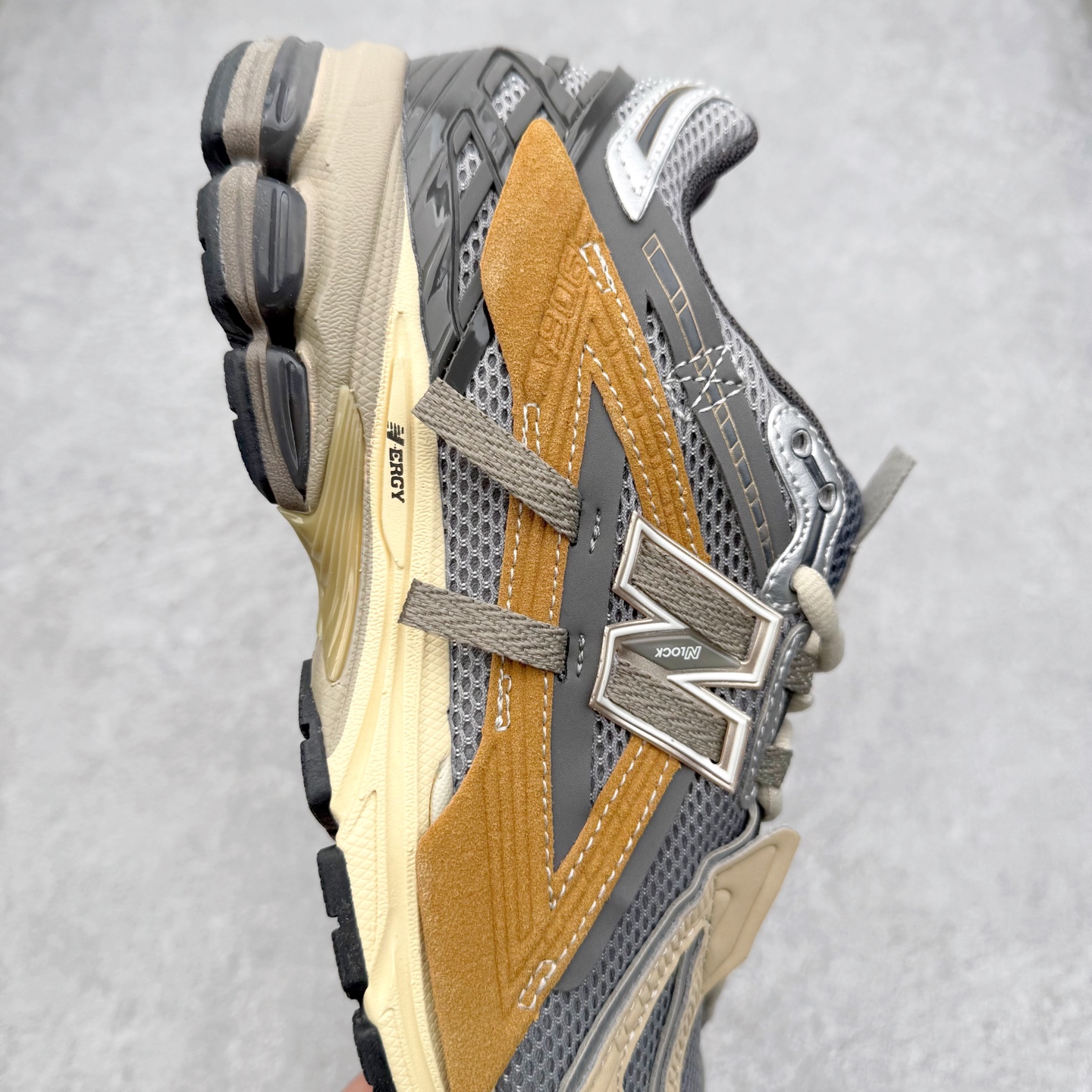 图片[6]-New Balance M1906R NB新百伦系列复古老爹风休闲运动慢跑鞋 日韩出口特供订单 全网最全配色 配套商长期套现长期补货 全新货品 正常出厂触屏不到的单价 超级跑量款 全套原楦原纸板原厂数据开发 进口三明治网面 原装进口翻毛皮料正确绒感卡色 正确中底拉帮中底网布细节 采用轻质牛剖革拼接透气网眼衬垫织物鞋面材质 T-Beam大底提供足步弓支撑 保持步态稳定 后跟搭载外露缓震胶 鞋身整体以各种深浅不一的灰色覆盖 鞋头以淡蓝色调装饰 网眼衬垫通过不规律的色块实现做旧的美感 泛黄的鞋底更是进一步增添了复古气息 尺码：36 37 37.5 38 38.5 39.5 40 40.5 41.5 42 42.5 43 44 45-选品中心