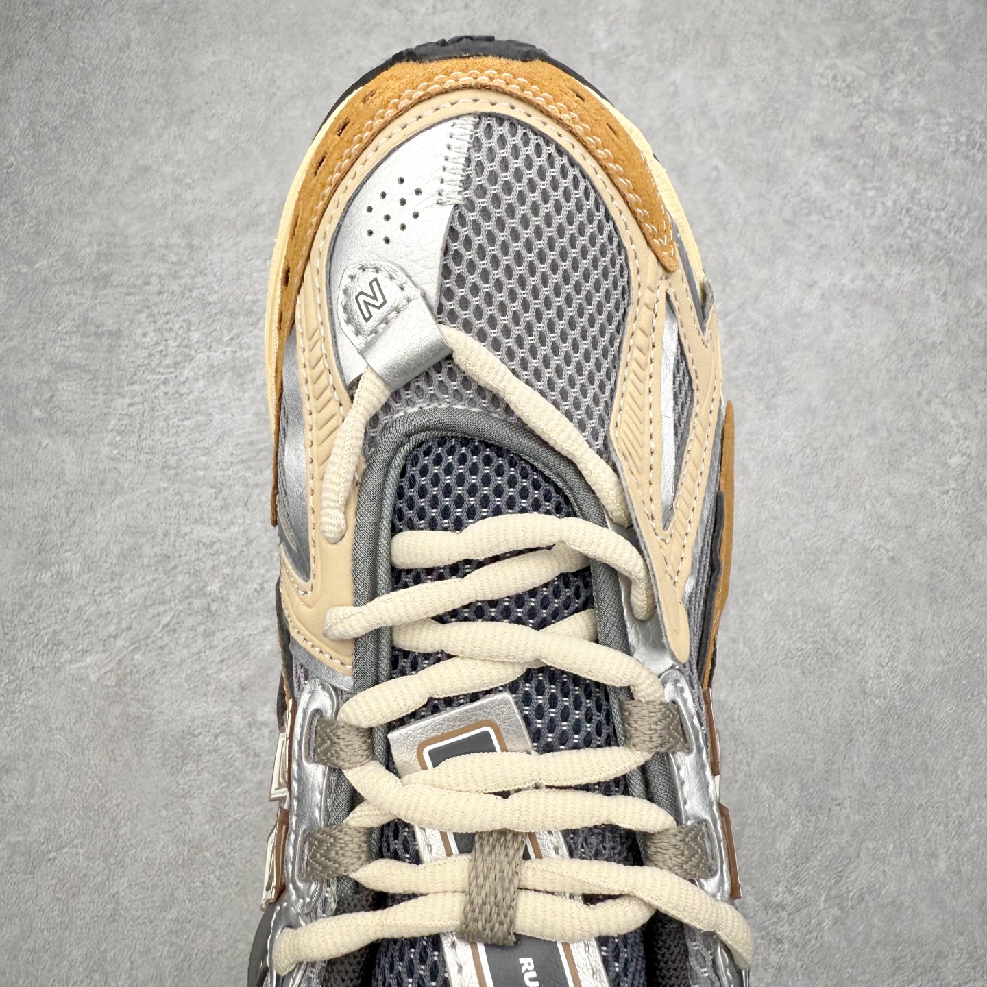 图片[4]-New Balance M1906R NB新百伦系列复古老爹风休闲运动慢跑鞋 日韩出口特供订单 全网最全配色 配套商长期套现长期补货 全新货品 正常出厂触屏不到的单价 超级跑量款 全套原楦原纸板原厂数据开发 进口三明治网面 原装进口翻毛皮料正确绒感卡色 正确中底拉帮中底网布细节 采用轻质牛剖革拼接透气网眼衬垫织物鞋面材质 T-Beam大底提供足步弓支撑 保持步态稳定 后跟搭载外露缓震胶 鞋身整体以各种深浅不一的灰色覆盖 鞋头以淡蓝色调装饰 网眼衬垫通过不规律的色块实现做旧的美感 泛黄的鞋底更是进一步增添了复古气息 尺码：36 37 37.5 38 38.5 39.5 40 40.5 41.5 42 42.5 43 44 45-选品中心