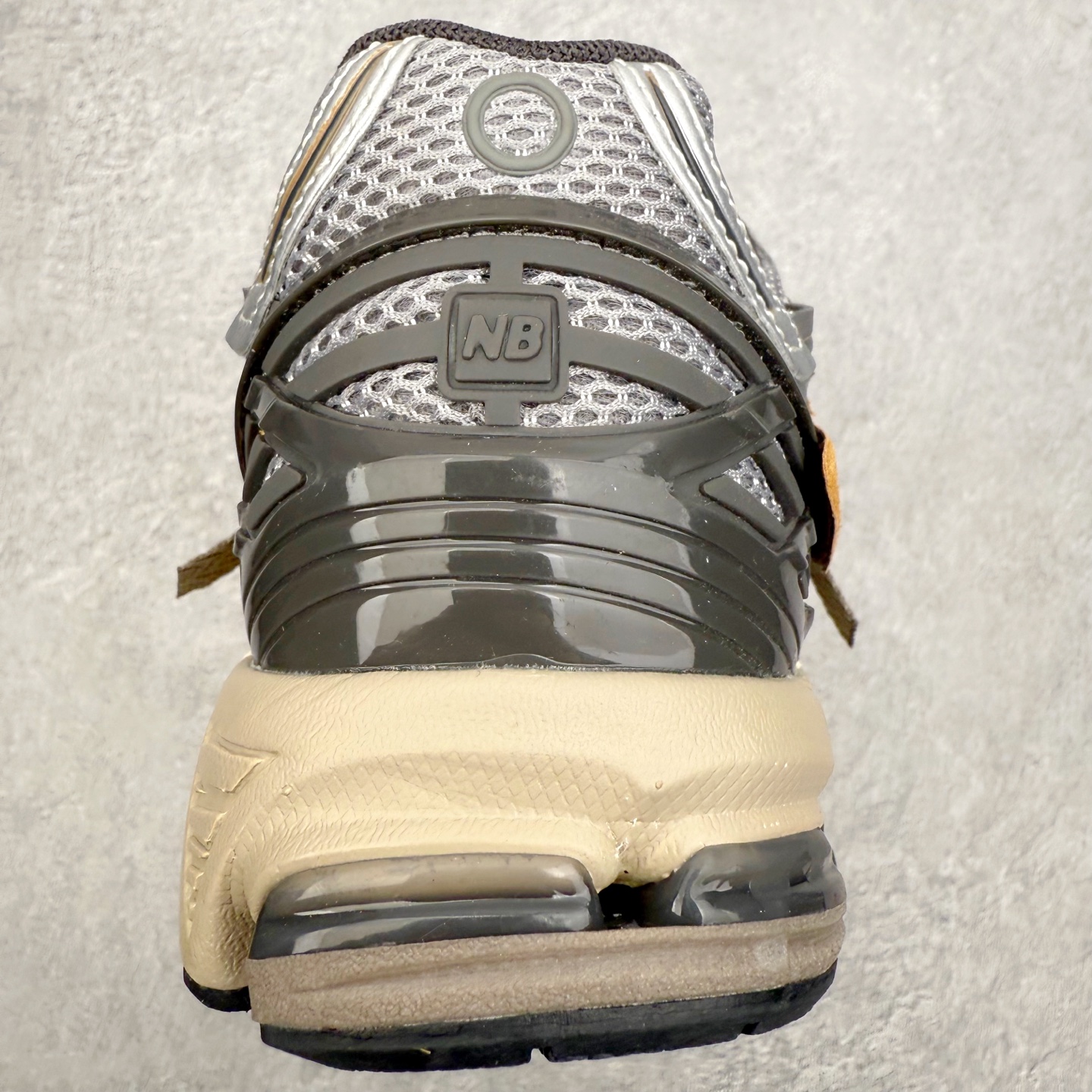 图片[8]-New Balance M1906R NB新百伦系列复古老爹风休闲运动慢跑鞋 日韩出口特供订单 全网最全配色 配套商长期套现长期补货 全新货品 正常出厂触屏不到的单价 超级跑量款 全套原楦原纸板原厂数据开发 进口三明治网面 原装进口翻毛皮料正确绒感卡色 正确中底拉帮中底网布细节 采用轻质牛剖革拼接透气网眼衬垫织物鞋面材质 T-Beam大底提供足步弓支撑 保持步态稳定 后跟搭载外露缓震胶 鞋身整体以各种深浅不一的灰色覆盖 鞋头以淡蓝色调装饰 网眼衬垫通过不规律的色块实现做旧的美感 泛黄的鞋底更是进一步增添了复古气息 尺码：36 37 37.5 38 38.5 39.5 40 40.5 41.5 42 42.5 43 44 45-选品中心