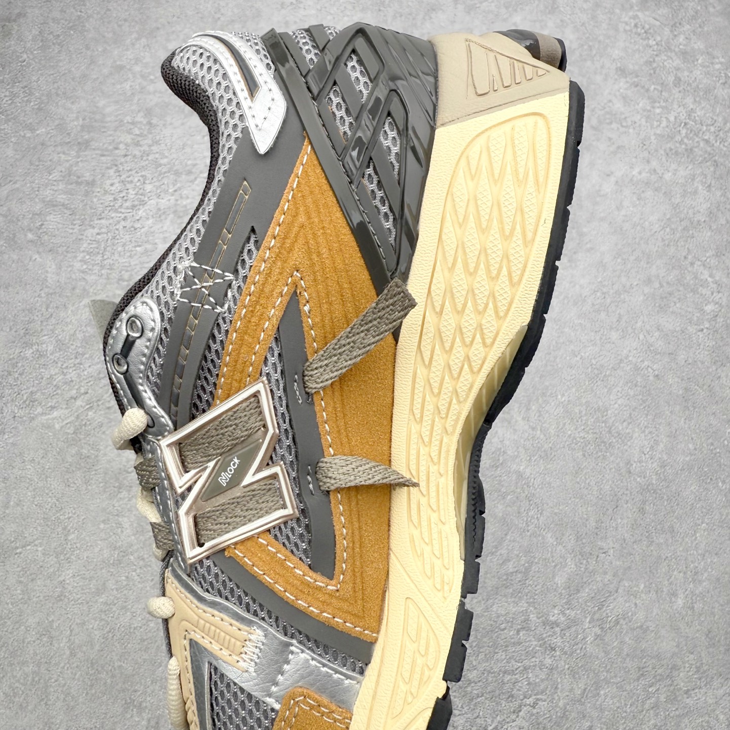 图片[7]-New Balance M1906R NB新百伦系列复古老爹风休闲运动慢跑鞋 日韩出口特供订单 全网最全配色 配套商长期套现长期补货 全新货品 正常出厂触屏不到的单价 超级跑量款 全套原楦原纸板原厂数据开发 进口三明治网面 原装进口翻毛皮料正确绒感卡色 正确中底拉帮中底网布细节 采用轻质牛剖革拼接透气网眼衬垫织物鞋面材质 T-Beam大底提供足步弓支撑 保持步态稳定 后跟搭载外露缓震胶 鞋身整体以各种深浅不一的灰色覆盖 鞋头以淡蓝色调装饰 网眼衬垫通过不规律的色块实现做旧的美感 泛黄的鞋底更是进一步增添了复古气息 尺码：36 37 37.5 38 38.5 39.5 40 40.5 41.5 42 42.5 43 44 45-选品中心