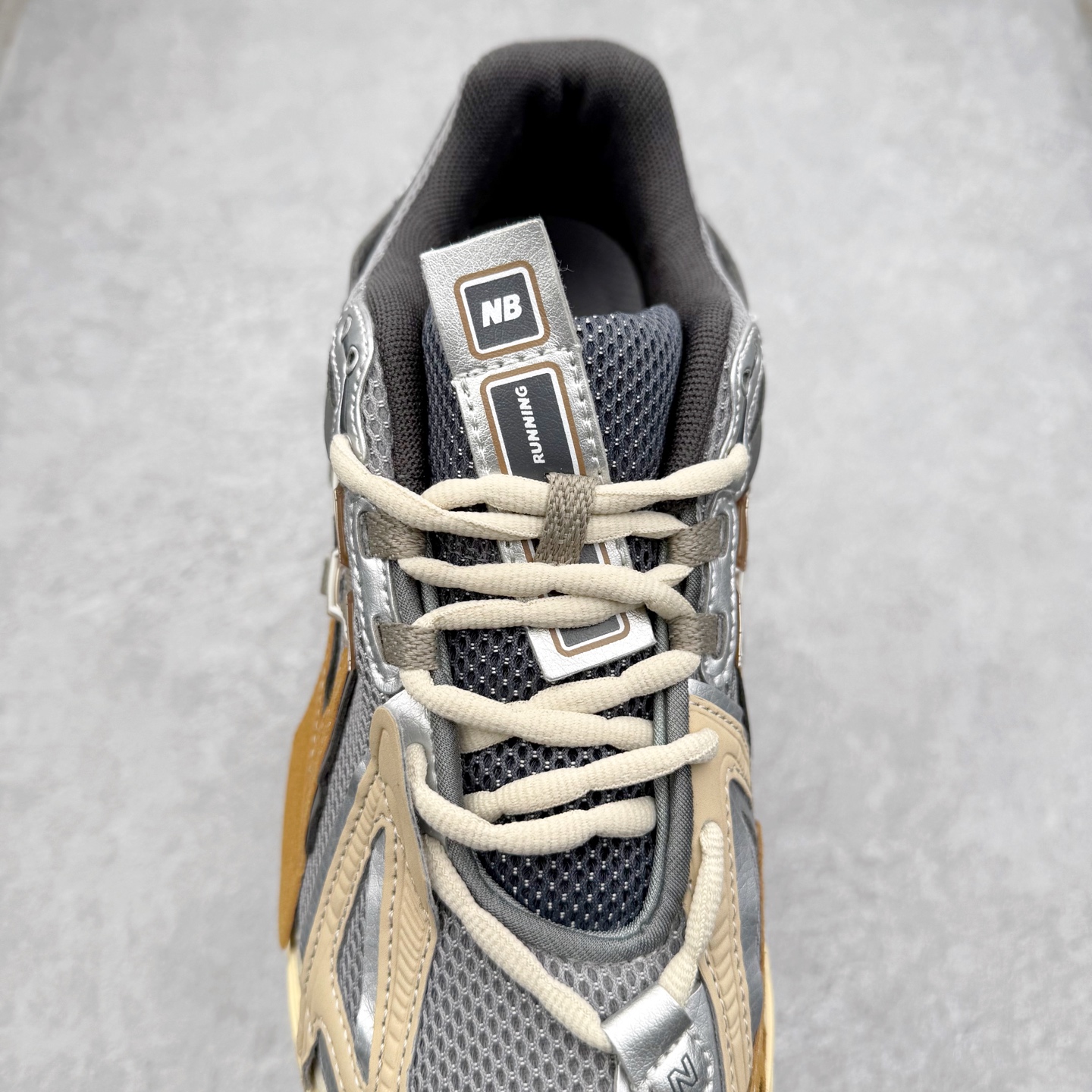 图片[5]-New Balance M1906R NB新百伦系列复古老爹风休闲运动慢跑鞋 日韩出口特供订单 全网最全配色 配套商长期套现长期补货 全新货品 正常出厂触屏不到的单价 超级跑量款 全套原楦原纸板原厂数据开发 进口三明治网面 原装进口翻毛皮料正确绒感卡色 正确中底拉帮中底网布细节 采用轻质牛剖革拼接透气网眼衬垫织物鞋面材质 T-Beam大底提供足步弓支撑 保持步态稳定 后跟搭载外露缓震胶 鞋身整体以各种深浅不一的灰色覆盖 鞋头以淡蓝色调装饰 网眼衬垫通过不规律的色块实现做旧的美感 泛黄的鞋底更是进一步增添了复古气息 尺码：36 37 37.5 38 38.5 39.5 40 40.5 41.5 42 42.5 43 44 45-选品中心