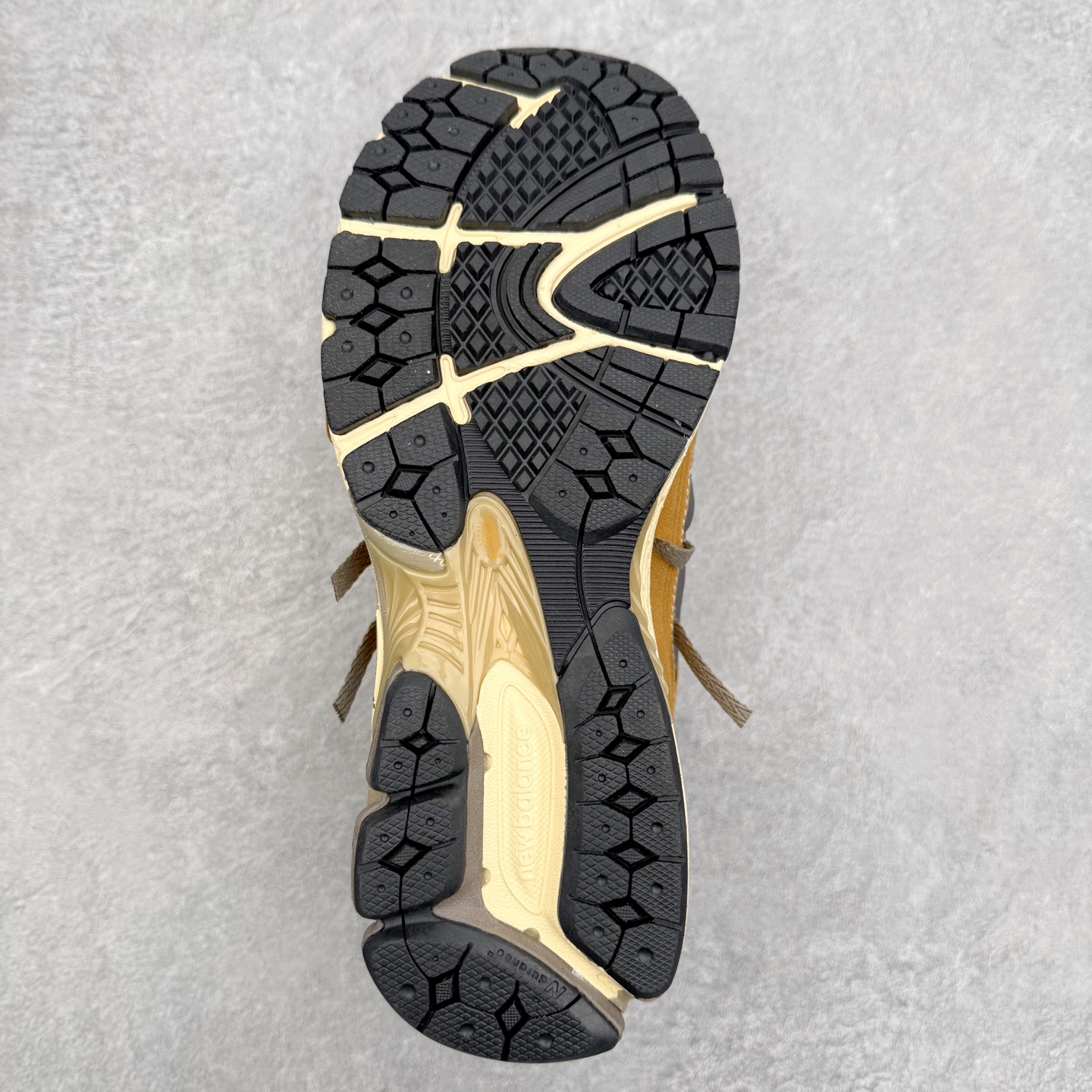 图片[9]-New Balance M1906R NB新百伦系列复古老爹风休闲运动慢跑鞋 日韩出口特供订单 全网最全配色 配套商长期套现长期补货 全新货品 正常出厂触屏不到的单价 超级跑量款 全套原楦原纸板原厂数据开发 进口三明治网面 原装进口翻毛皮料正确绒感卡色 正确中底拉帮中底网布细节 采用轻质牛剖革拼接透气网眼衬垫织物鞋面材质 T-Beam大底提供足步弓支撑 保持步态稳定 后跟搭载外露缓震胶 鞋身整体以各种深浅不一的灰色覆盖 鞋头以淡蓝色调装饰 网眼衬垫通过不规律的色块实现做旧的美感 泛黄的鞋底更是进一步增添了复古气息 尺码：36 37 37.5 38 38.5 39.5 40 40.5 41.5 42 42.5 43 44 45-选品中心