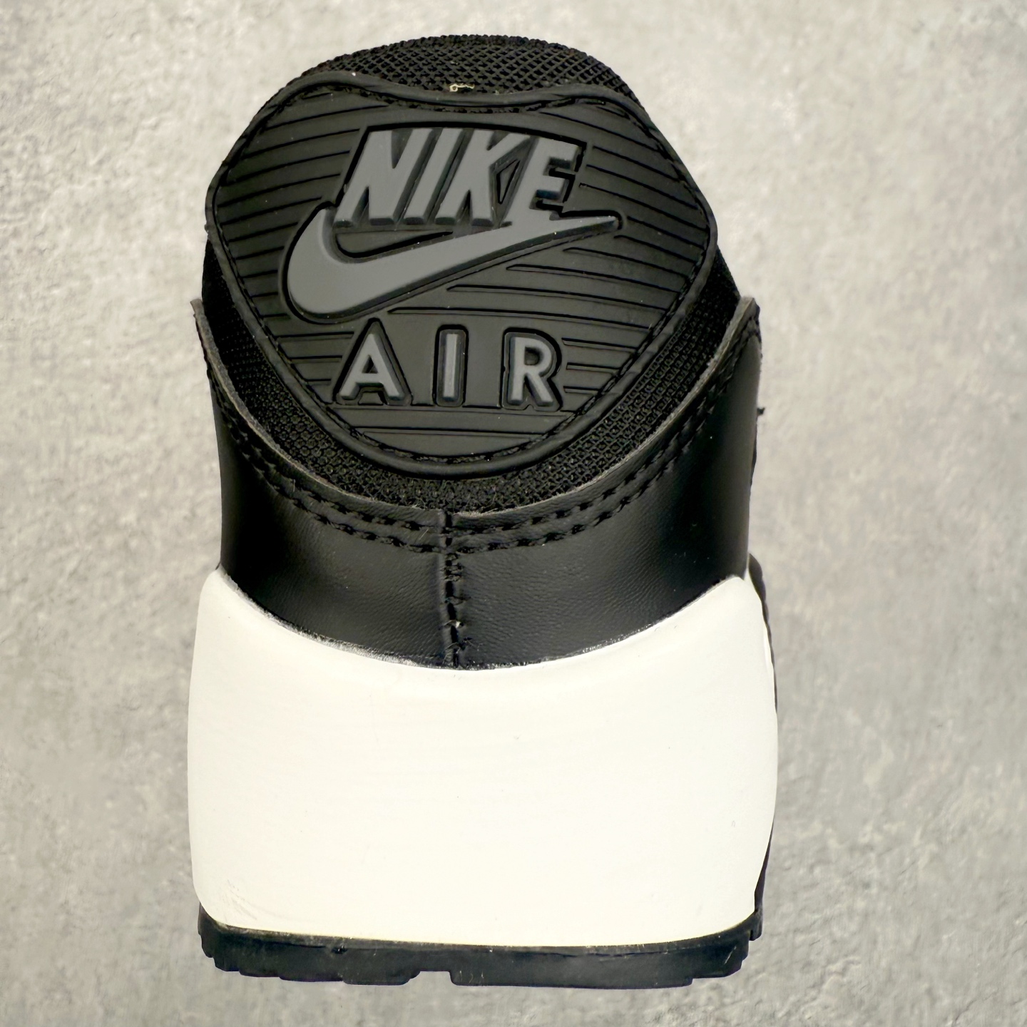 图片[8]-＃MX版 NK Air MAX 90 气垫复古减震跑步鞋 FN8005-002 经典重温 独家陆续补货 外单专供大厂出品 品质稳定 一百余色 终端操作 Air Max 90于1990年推出 来自Air Max系列 在Air Max 1的基础上改进而得 增加了气垫面积 外型上也更为流线 最特別的就是加入了菱纹塑胶嵌板 为Air Max 90增添了许多潮流气息 皮革鞋面 造就出色耐穿性和支撑力 Max Air缓震配置搭配泡棉中底 令Air Max 90轻盈而舒适 华夫格橡胶外底 铸就Air Max 90非凡的抓地力 而Air Max 90不仅是一双跑鞋 它成功跨越了时间的演进 成为了球鞋文化与潮流圈中最熟为人知的鞋款之一 尺码：36 36.5 37.5 38 38.5 39 40 40.5 41 42 42.5 43 44 44.5 45-选品中心