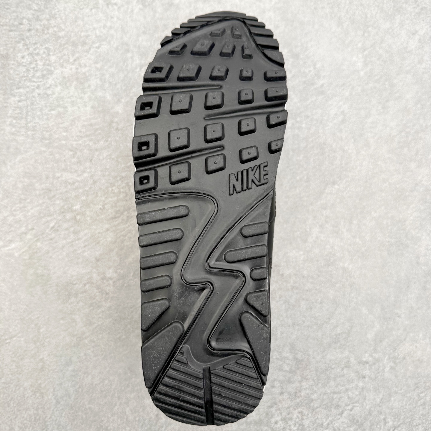 图片[9]-＃MX版 NK Air MAX 90 气垫复古减震跑步鞋 FN8005-002 经典重温 独家陆续补货 外单专供大厂出品 品质稳定 一百余色 终端操作 Air Max 90于1990年推出 来自Air Max系列 在Air Max 1的基础上改进而得 增加了气垫面积 外型上也更为流线 最特別的就是加入了菱纹塑胶嵌板 为Air Max 90增添了许多潮流气息 皮革鞋面 造就出色耐穿性和支撑力 Max Air缓震配置搭配泡棉中底 令Air Max 90轻盈而舒适 华夫格橡胶外底 铸就Air Max 90非凡的抓地力 而Air Max 90不仅是一双跑鞋 它成功跨越了时间的演进 成为了球鞋文化与潮流圈中最熟为人知的鞋款之一 尺码：36 36.5 37.5 38 38.5 39 40 40.5 41 42 42.5 43 44 44.5 45-选品中心