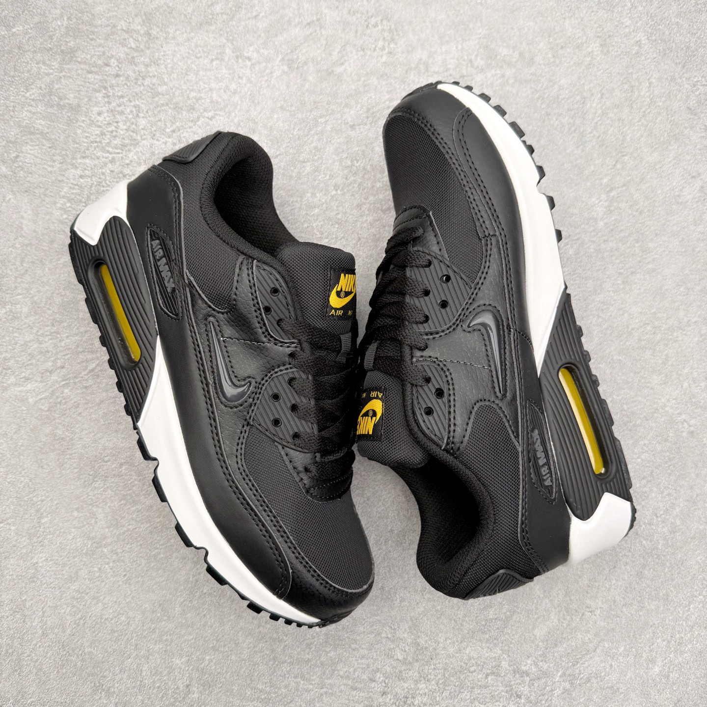 图片[3]-＃MX版 NK Air MAX 90 气垫复古减震跑步鞋 FN8005-002 经典重温 独家陆续补货 外单专供大厂出品 品质稳定 一百余色 终端操作 Air Max 90于1990年推出 来自Air Max系列 在Air Max 1的基础上改进而得 增加了气垫面积 外型上也更为流线 最特別的就是加入了菱纹塑胶嵌板 为Air Max 90增添了许多潮流气息 皮革鞋面 造就出色耐穿性和支撑力 Max Air缓震配置搭配泡棉中底 令Air Max 90轻盈而舒适 华夫格橡胶外底 铸就Air Max 90非凡的抓地力 而Air Max 90不仅是一双跑鞋 它成功跨越了时间的演进 成为了球鞋文化与潮流圈中最熟为人知的鞋款之一 尺码：36 36.5 37.5 38 38.5 39 40 40.5 41 42 42.5 43 44 44.5 45-选品中心