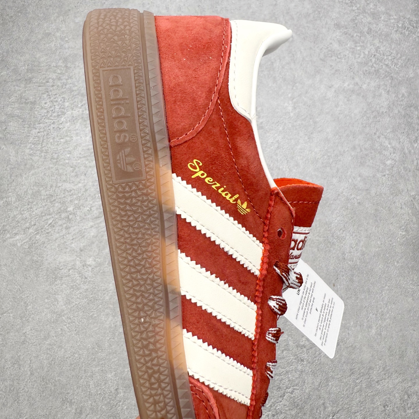 图片[6]-AD Originals Handball SPZL 手球运动员系列百搭休闲运动板鞋 KI5937 这款来自阿迪达斯的这款HANDBALL SPZL前身是一双手球运动鞋，这一次拿来复刻，所以鞋面的主要色彩选用了黑色， 鞋面外侧除了Spezial字母之外还有三叶草标志。Handball SPZL作为复古手球训练鞋与作为室内足球鞋的Samba有着异曲同工之处，但是质感更为出众的鞋身以及丰富的配色选择比起Samba来讲可以说是更胜一筹了！尺码：36 36⅔ 37⅓ 38 38⅔ 39⅓ 40 40⅔ 41⅓ 42 42⅔ 43⅓ 44 45-选品中心