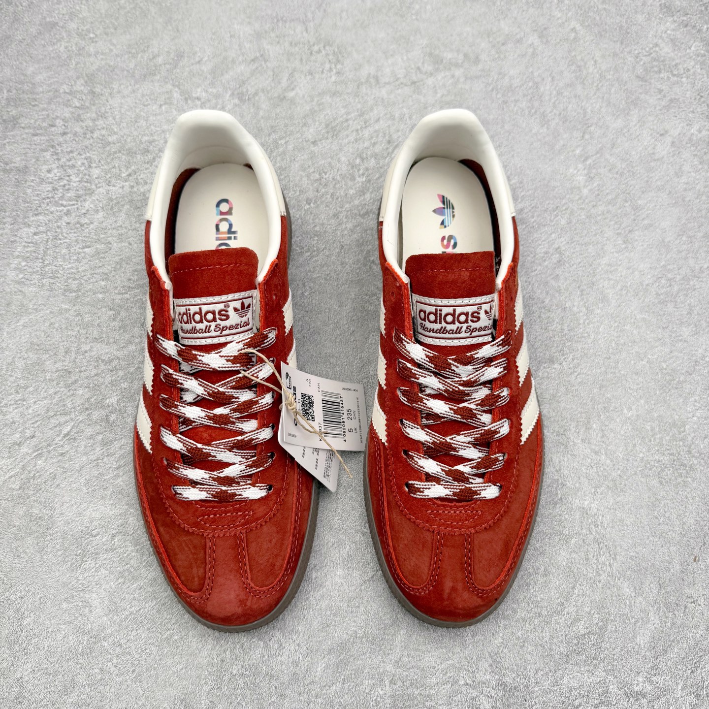 图片[2]-AD Originals Handball SPZL 手球运动员系列百搭休闲运动板鞋 KI5937 这款来自阿迪达斯的这款HANDBALL SPZL前身是一双手球运动鞋，这一次拿来复刻，所以鞋面的主要色彩选用了黑色， 鞋面外侧除了Spezial字母之外还有三叶草标志。Handball SPZL作为复古手球训练鞋与作为室内足球鞋的Samba有着异曲同工之处，但是质感更为出众的鞋身以及丰富的配色选择比起Samba来讲可以说是更胜一筹了！尺码：36 36⅔ 37⅓ 38 38⅔ 39⅓ 40 40⅔ 41⅓ 42 42⅔ 43⅓ 44 45-选品中心