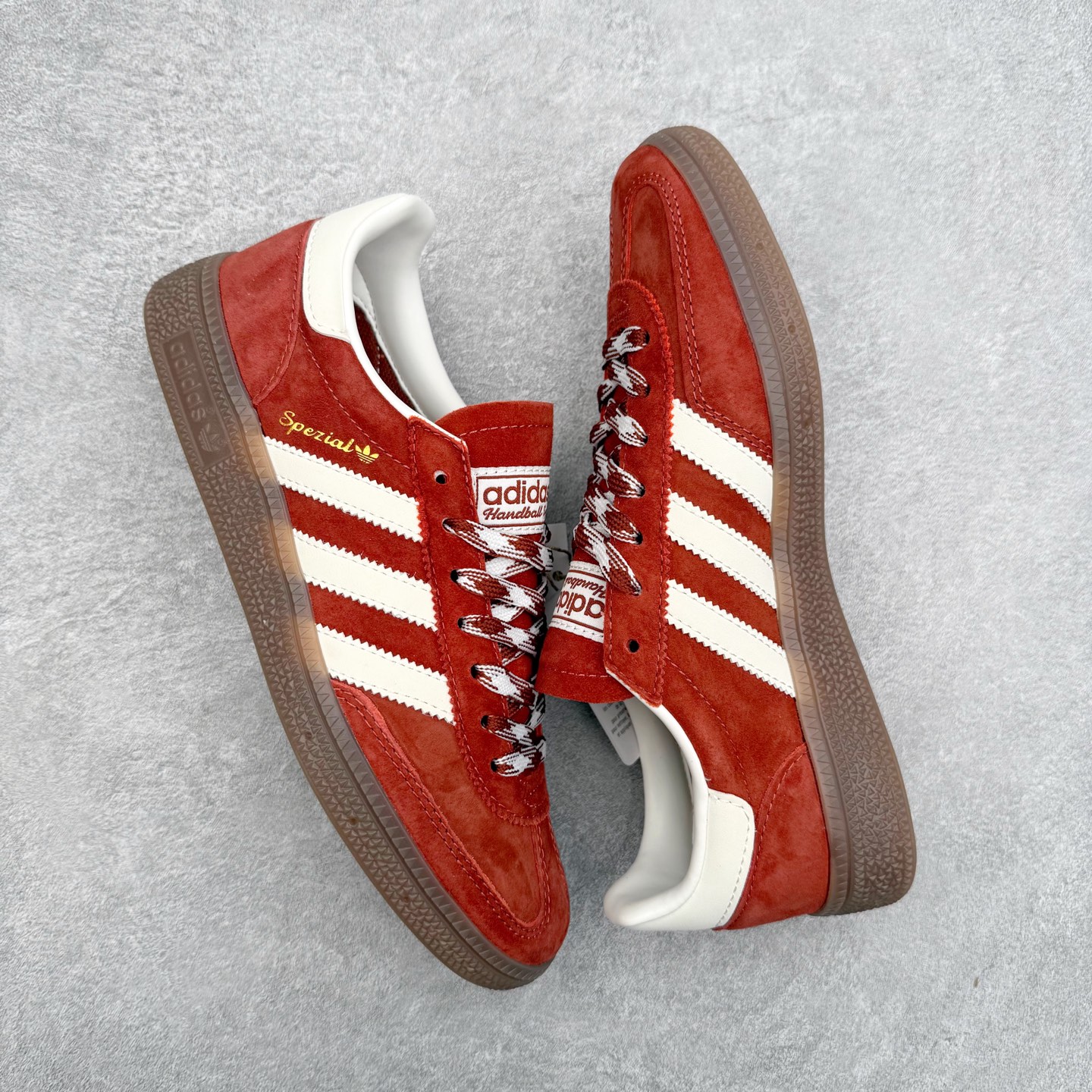 图片[3]-AD Originals Handball SPZL 手球运动员系列百搭休闲运动板鞋 KI5937 这款来自阿迪达斯的这款HANDBALL SPZL前身是一双手球运动鞋，这一次拿来复刻，所以鞋面的主要色彩选用了黑色， 鞋面外侧除了Spezial字母之外还有三叶草标志。Handball SPZL作为复古手球训练鞋与作为室内足球鞋的Samba有着异曲同工之处，但是质感更为出众的鞋身以及丰富的配色选择比起Samba来讲可以说是更胜一筹了！尺码：36 36⅔ 37⅓ 38 38⅔ 39⅓ 40 40⅔ 41⅓ 42 42⅔ 43⅓ 44 45-选品中心