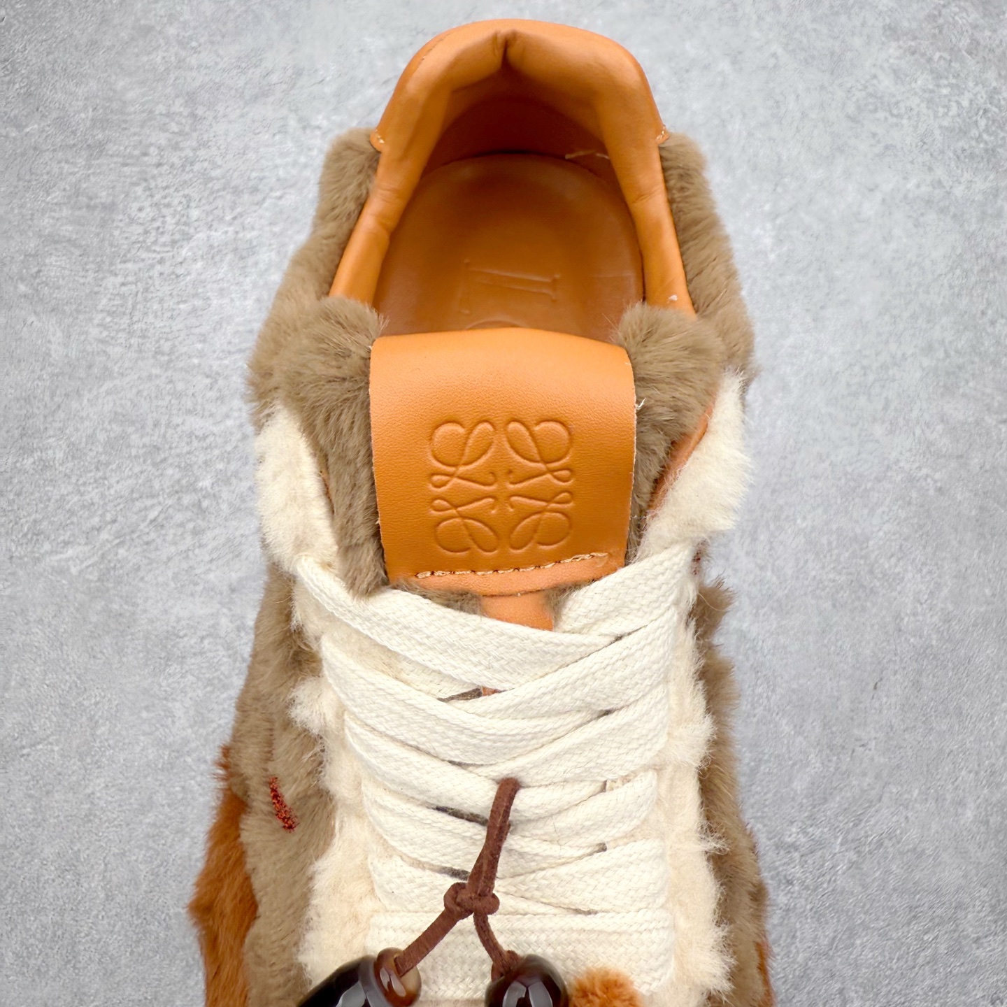 图片[5]-罗意威Loewe Ballet Runner 2.0 Sneakers 芭蕾舞2.0系列阿甘复古风德训薄底百搭休闲运动鞋 市面最高性价比 实体平台跑量 主打推荐好货 采用反绒牛皮革拼接头层皮饰片鞋面材质鞋身原装高密度防刮尼龙面料,极好柔软效果双层乳胶缓震鞋垫外部搭配轻量EVA缓震组合橡胶防滑片装外底不对称鞋头设计、袜状内部结构，轻盈橡胶外底延伸至鞋头 20 毫米鞋跟，附白色和同色系鞋带侧面饰有 L 徽标，鞋舌饰有压纹 Anagram 后跟标签饰有注塑橡胶 LOEWE 标志升级原楦型开发纸版全手工拉帮工艺成型 尺码：35 36 37 38 39 40 41 42 43 44 45-选品中心