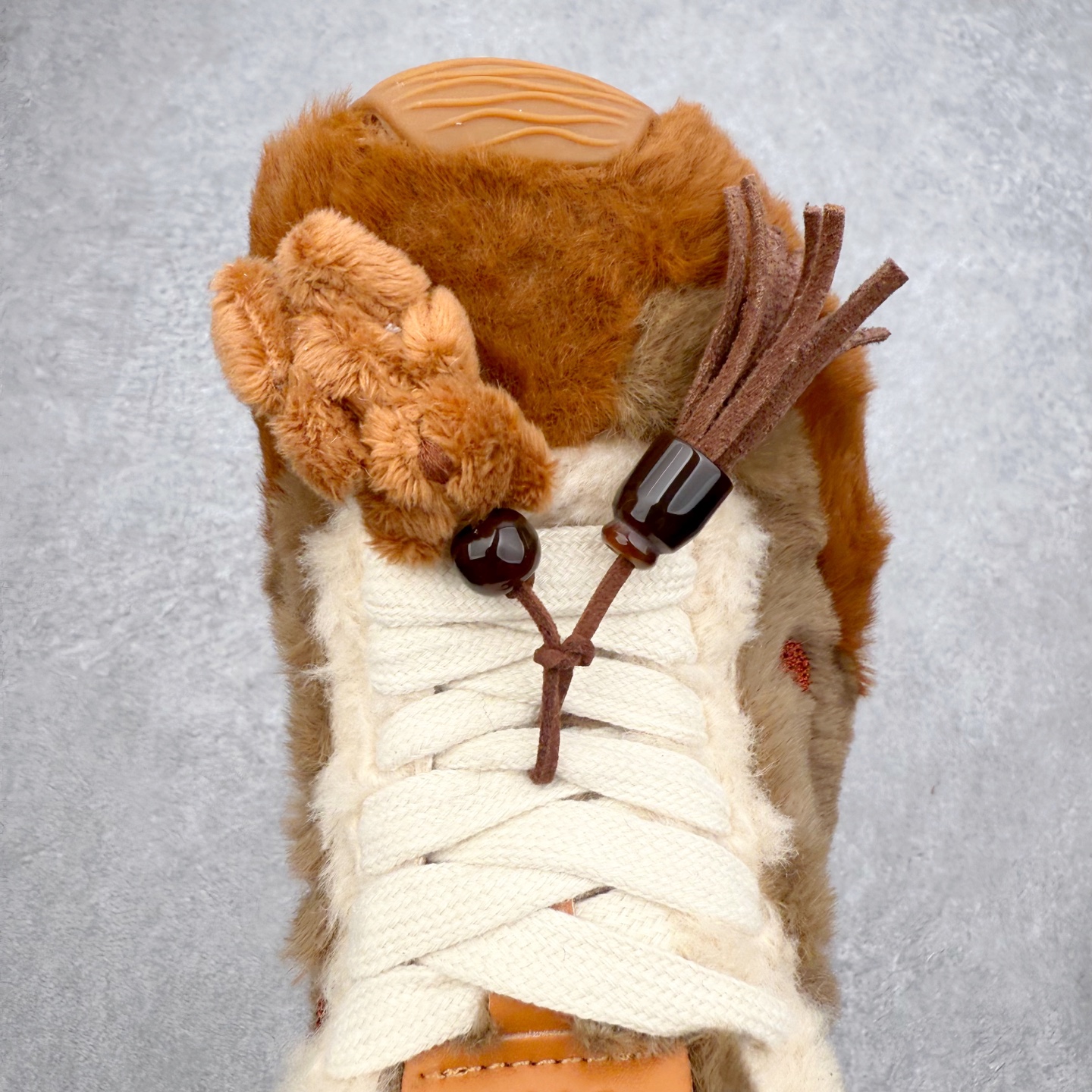 图片[4]-罗意威Loewe Ballet Runner 2.0 Sneakers 芭蕾舞2.0系列阿甘复古风德训薄底百搭休闲运动鞋 市面最高性价比 实体平台跑量 主打推荐好货 采用反绒牛皮革拼接头层皮饰片鞋面材质鞋身原装高密度防刮尼龙面料,极好柔软效果双层乳胶缓震鞋垫外部搭配轻量EVA缓震组合橡胶防滑片装外底不对称鞋头设计、袜状内部结构，轻盈橡胶外底延伸至鞋头 20 毫米鞋跟，附白色和同色系鞋带侧面饰有 L 徽标，鞋舌饰有压纹 Anagram 后跟标签饰有注塑橡胶 LOEWE 标志升级原楦型开发纸版全手工拉帮工艺成型 尺码：35 36 37 38 39 40 41 42 43 44 45-选品中心