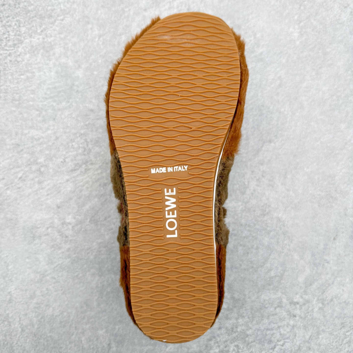 图片[9]-罗意威Loewe Ballet Runner 2.0 Sneakers 芭蕾舞2.0系列阿甘复古风德训薄底百搭休闲运动鞋 市面最高性价比 实体平台跑量 主打推荐好货 采用反绒牛皮革拼接头层皮饰片鞋面材质鞋身原装高密度防刮尼龙面料,极好柔软效果双层乳胶缓震鞋垫外部搭配轻量EVA缓震组合橡胶防滑片装外底不对称鞋头设计、袜状内部结构，轻盈橡胶外底延伸至鞋头 20 毫米鞋跟，附白色和同色系鞋带侧面饰有 L 徽标，鞋舌饰有压纹 Anagram 后跟标签饰有注塑橡胶 LOEWE 标志升级原楦型开发纸版全手工拉帮工艺成型 尺码：35 36 37 38 39 40 41 42 43 44 45-选品中心