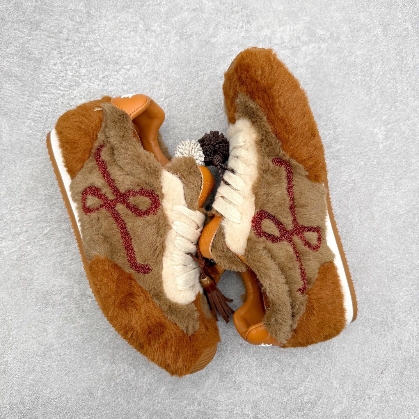 图片[3]-罗意威Loewe Ballet Runner 2.0 Sneakers 芭蕾舞2.0系列阿甘复古风德训薄底百搭休闲运动鞋 市面最高性价比 实体平台跑量 主打推荐好货 采用反绒牛皮革拼接头层皮饰片鞋面材质鞋身原装高密度防刮尼龙面料,极好柔软效果双层乳胶缓震鞋垫外部搭配轻量EVA缓震组合橡胶防滑片装外底不对称鞋头设计、袜状内部结构，轻盈橡胶外底延伸至鞋头 20 毫米鞋跟，附白色和同色系鞋带侧面饰有 L 徽标，鞋舌饰有压纹 Anagram 后跟标签饰有注塑橡胶 LOEWE 标志升级原楦型开发纸版全手工拉帮工艺成型 尺码：35 36 37 38 39 40 41 42 43 44 45-选品中心