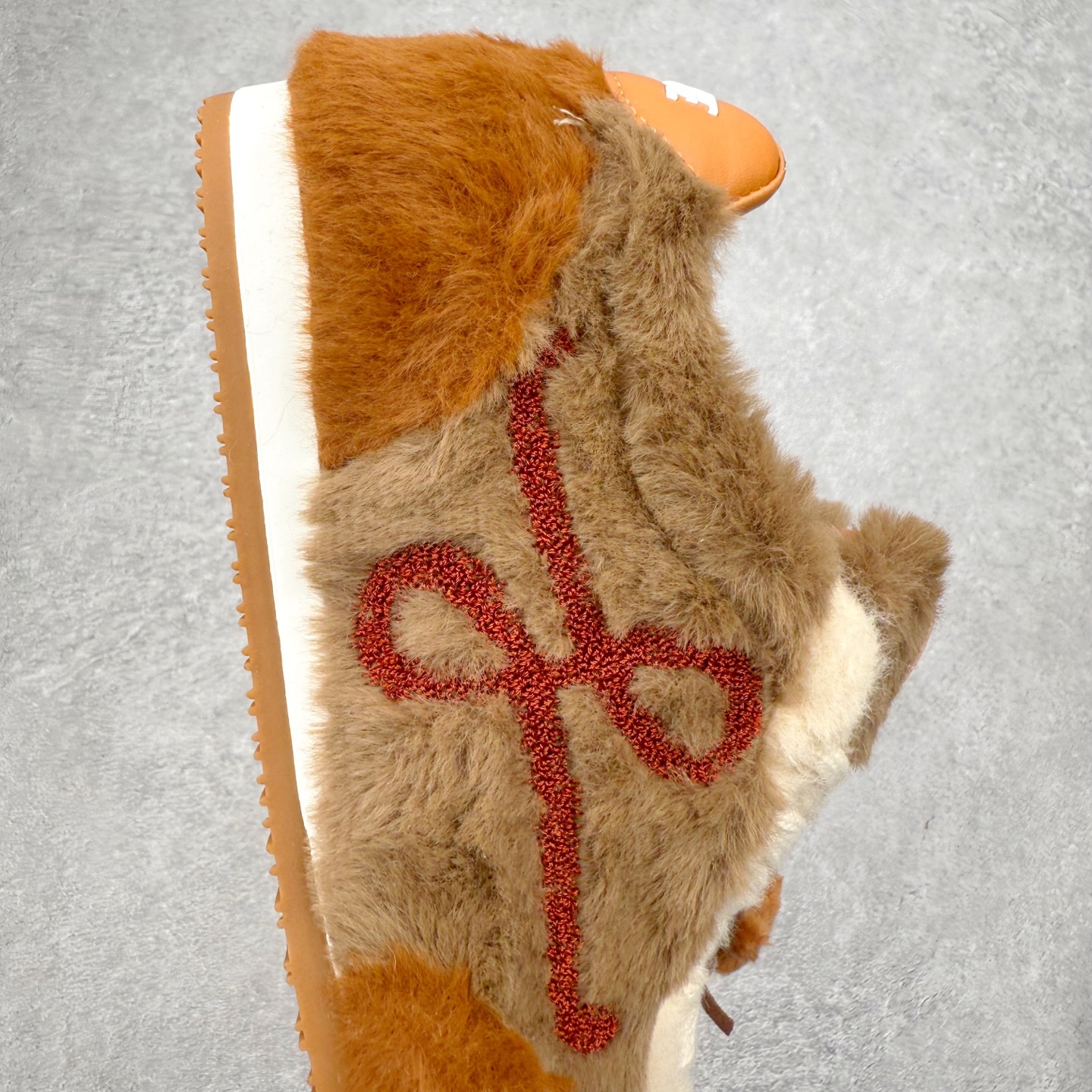 图片[6]-罗意威Loewe Ballet Runner 2.0 Sneakers 芭蕾舞2.0系列阿甘复古风德训薄底百搭休闲运动鞋 市面最高性价比 实体平台跑量 主打推荐好货 采用反绒牛皮革拼接头层皮饰片鞋面材质鞋身原装高密度防刮尼龙面料,极好柔软效果双层乳胶缓震鞋垫外部搭配轻量EVA缓震组合橡胶防滑片装外底不对称鞋头设计、袜状内部结构，轻盈橡胶外底延伸至鞋头 20 毫米鞋跟，附白色和同色系鞋带侧面饰有 L 徽标，鞋舌饰有压纹 Anagram 后跟标签饰有注塑橡胶 LOEWE 标志升级原楦型开发纸版全手工拉帮工艺成型 尺码：35 36 37 38 39 40 41 42 43 44 45-选品中心