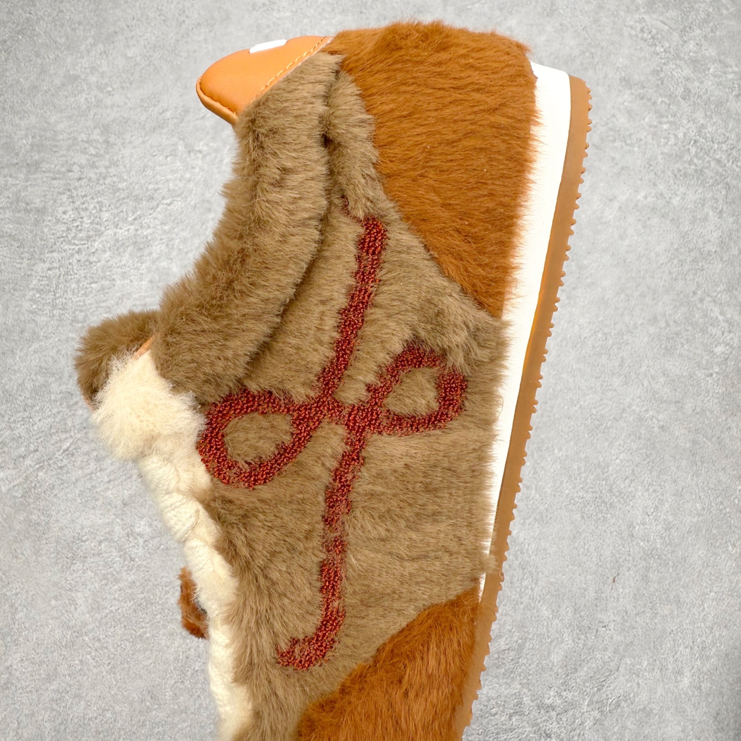 图片[7]-罗意威Loewe Ballet Runner 2.0 Sneakers 芭蕾舞2.0系列阿甘复古风德训薄底百搭休闲运动鞋 市面最高性价比 实体平台跑量 主打推荐好货 采用反绒牛皮革拼接头层皮饰片鞋面材质鞋身原装高密度防刮尼龙面料,极好柔软效果双层乳胶缓震鞋垫外部搭配轻量EVA缓震组合橡胶防滑片装外底不对称鞋头设计、袜状内部结构，轻盈橡胶外底延伸至鞋头 20 毫米鞋跟，附白色和同色系鞋带侧面饰有 L 徽标，鞋舌饰有压纹 Anagram 后跟标签饰有注塑橡胶 LOEWE 标志升级原楦型开发纸版全手工拉帮工艺成型 尺码：35 36 37 38 39 40 41 42 43 44 45-选品中心