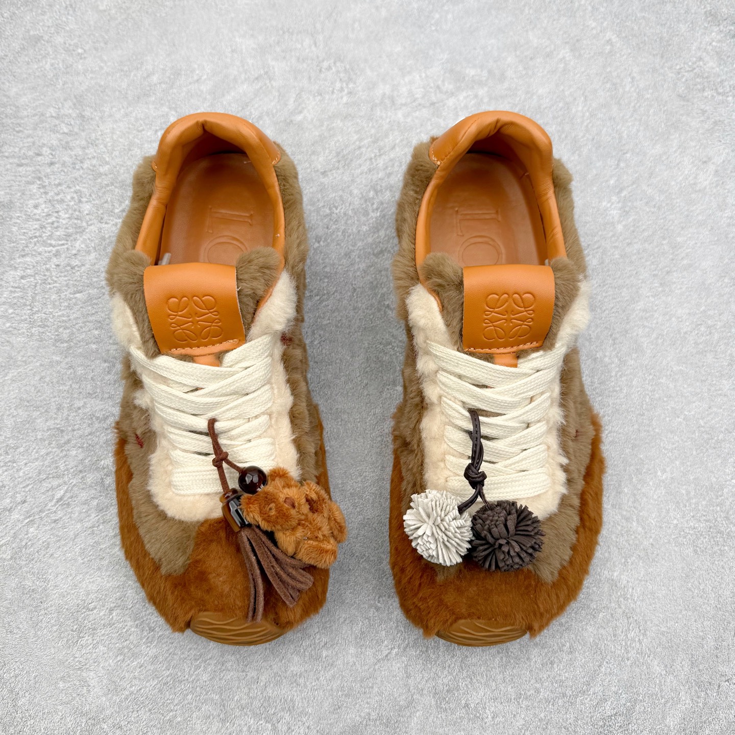 图片[2]-罗意威Loewe Ballet Runner 2.0 Sneakers 芭蕾舞2.0系列阿甘复古风德训薄底百搭休闲运动鞋 市面最高性价比 实体平台跑量 主打推荐好货 采用反绒牛皮革拼接头层皮饰片鞋面材质鞋身原装高密度防刮尼龙面料,极好柔软效果双层乳胶缓震鞋垫外部搭配轻量EVA缓震组合橡胶防滑片装外底不对称鞋头设计、袜状内部结构，轻盈橡胶外底延伸至鞋头 20 毫米鞋跟，附白色和同色系鞋带侧面饰有 L 徽标，鞋舌饰有压纹 Anagram 后跟标签饰有注塑橡胶 LOEWE 标志升级原楦型开发纸版全手工拉帮工艺成型 尺码：35 36 37 38 39 40 41 42 43 44 45-选品中心