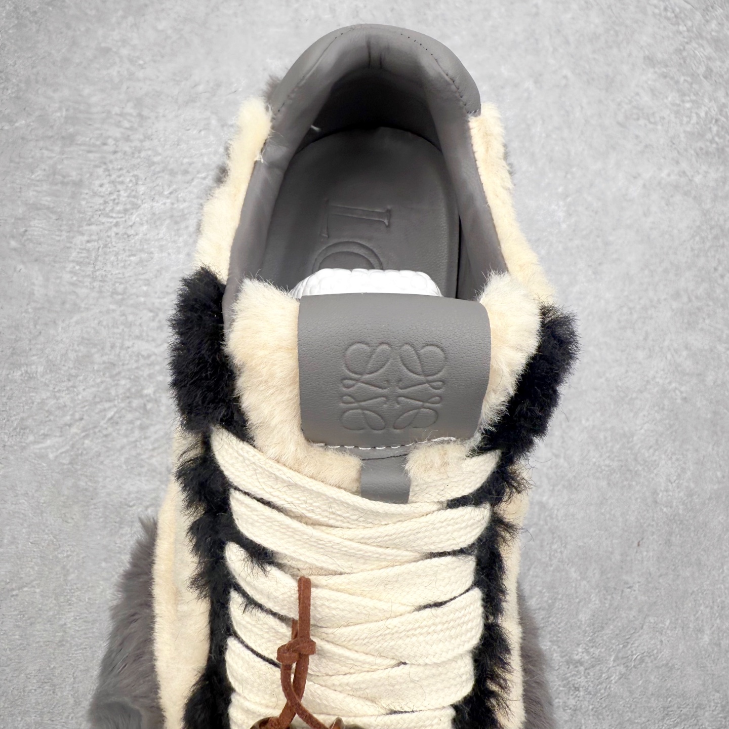 图片[5]-罗意威Loewe Ballet Runner 2.0 Sneakers 芭蕾舞2.0系列阿甘复古风德训薄底百搭休闲运动鞋 市面最高性价比 实体平台跑量 主打推荐好货 采用反绒牛皮革拼接头层皮饰片鞋面材质鞋身原装高密度防刮尼龙面料,极好柔软效果双层乳胶缓震鞋垫外部搭配轻量EVA缓震组合橡胶防滑片装外底不对称鞋头设计、袜状内部结构，轻盈橡胶外底延伸至鞋头 20 毫米鞋跟，附白色和同色系鞋带侧面饰有 L 徽标，鞋舌饰有压纹 Anagram 后跟标签饰有注塑橡胶 LOEWE 标志升级原楦型开发纸版全手工拉帮工艺成型 尺码：35 36 37 38 39 40 41 42 43 44 45-选品中心