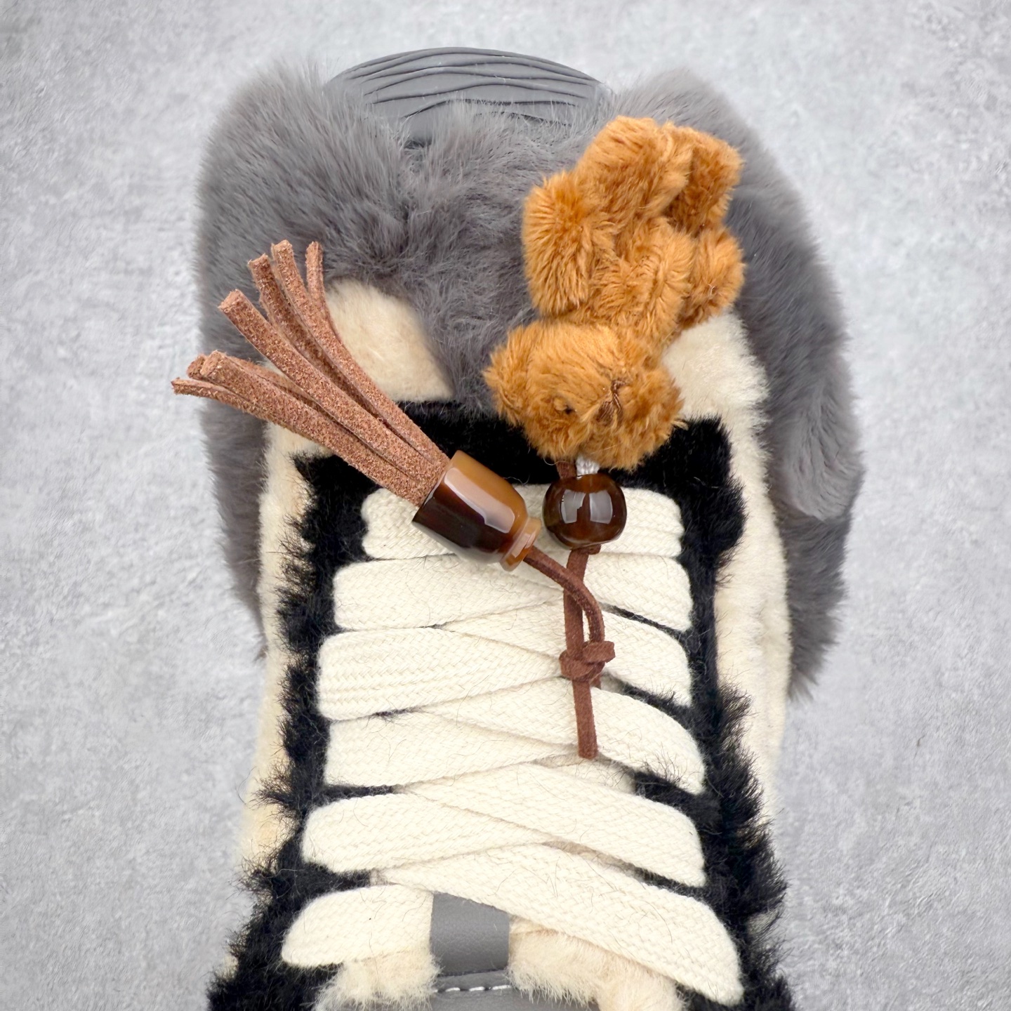 图片[4]-罗意威Loewe Ballet Runner 2.0 Sneakers 芭蕾舞2.0系列阿甘复古风德训薄底百搭休闲运动鞋 市面最高性价比 实体平台跑量 主打推荐好货 采用反绒牛皮革拼接头层皮饰片鞋面材质鞋身原装高密度防刮尼龙面料,极好柔软效果双层乳胶缓震鞋垫外部搭配轻量EVA缓震组合橡胶防滑片装外底不对称鞋头设计、袜状内部结构，轻盈橡胶外底延伸至鞋头 20 毫米鞋跟，附白色和同色系鞋带侧面饰有 L 徽标，鞋舌饰有压纹 Anagram 后跟标签饰有注塑橡胶 LOEWE 标志升级原楦型开发纸版全手工拉帮工艺成型 尺码：35 36 37 38 39 40 41 42 43 44 45-选品中心