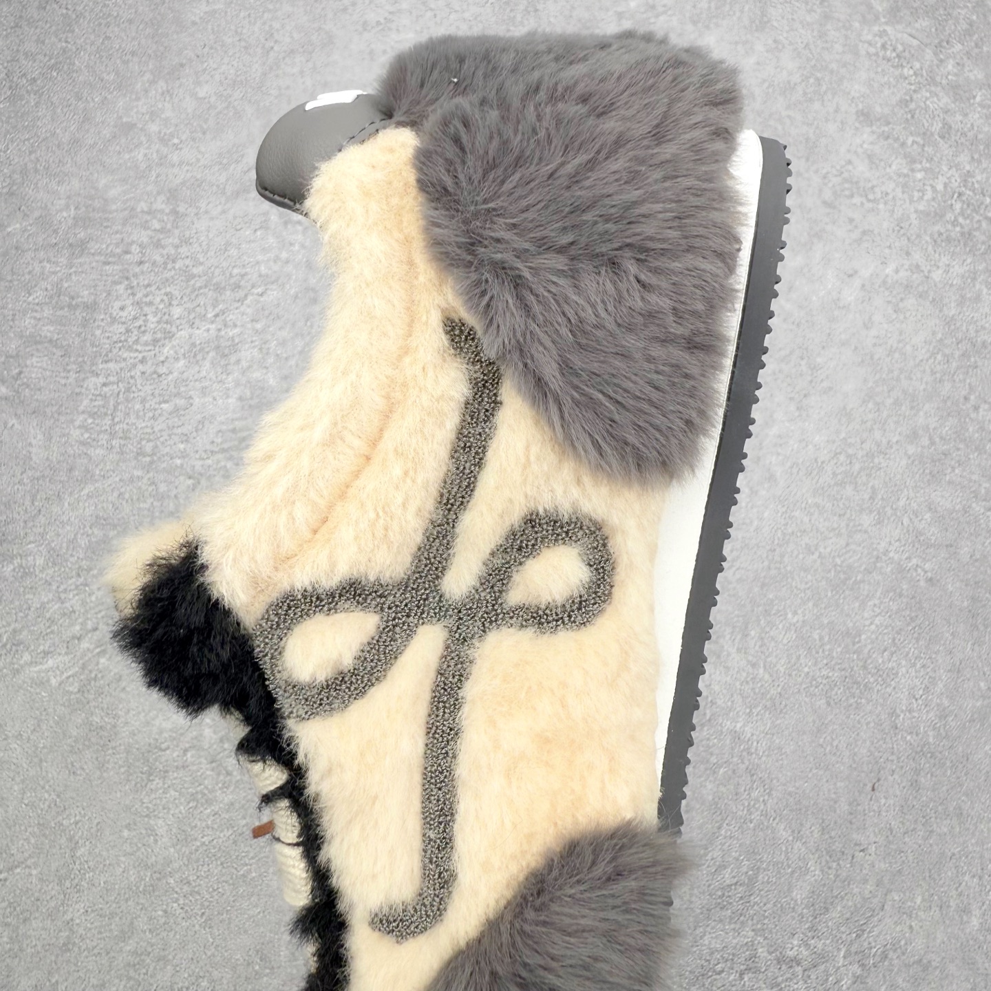 图片[7]-罗意威Loewe Ballet Runner 2.0 Sneakers 芭蕾舞2.0系列阿甘复古风德训薄底百搭休闲运动鞋 市面最高性价比 实体平台跑量 主打推荐好货 采用反绒牛皮革拼接头层皮饰片鞋面材质鞋身原装高密度防刮尼龙面料,极好柔软效果双层乳胶缓震鞋垫外部搭配轻量EVA缓震组合橡胶防滑片装外底不对称鞋头设计、袜状内部结构，轻盈橡胶外底延伸至鞋头 20 毫米鞋跟，附白色和同色系鞋带侧面饰有 L 徽标，鞋舌饰有压纹 Anagram 后跟标签饰有注塑橡胶 LOEWE 标志升级原楦型开发纸版全手工拉帮工艺成型 尺码：35 36 37 38 39 40 41 42 43 44 45-选品中心