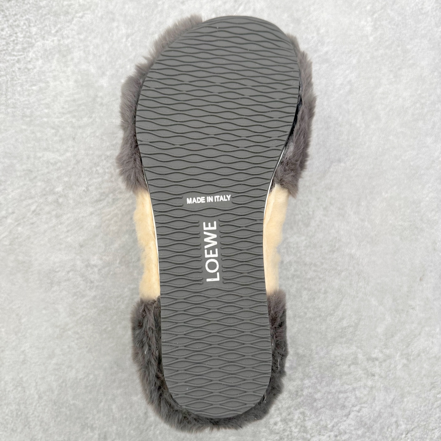 图片[9]-罗意威Loewe Ballet Runner 2.0 Sneakers 芭蕾舞2.0系列阿甘复古风德训薄底百搭休闲运动鞋 市面最高性价比 实体平台跑量 主打推荐好货 采用反绒牛皮革拼接头层皮饰片鞋面材质鞋身原装高密度防刮尼龙面料,极好柔软效果双层乳胶缓震鞋垫外部搭配轻量EVA缓震组合橡胶防滑片装外底不对称鞋头设计、袜状内部结构，轻盈橡胶外底延伸至鞋头 20 毫米鞋跟，附白色和同色系鞋带侧面饰有 L 徽标，鞋舌饰有压纹 Anagram 后跟标签饰有注塑橡胶 LOEWE 标志升级原楦型开发纸版全手工拉帮工艺成型 尺码：35 36 37 38 39 40 41 42 43 44 45-选品中心